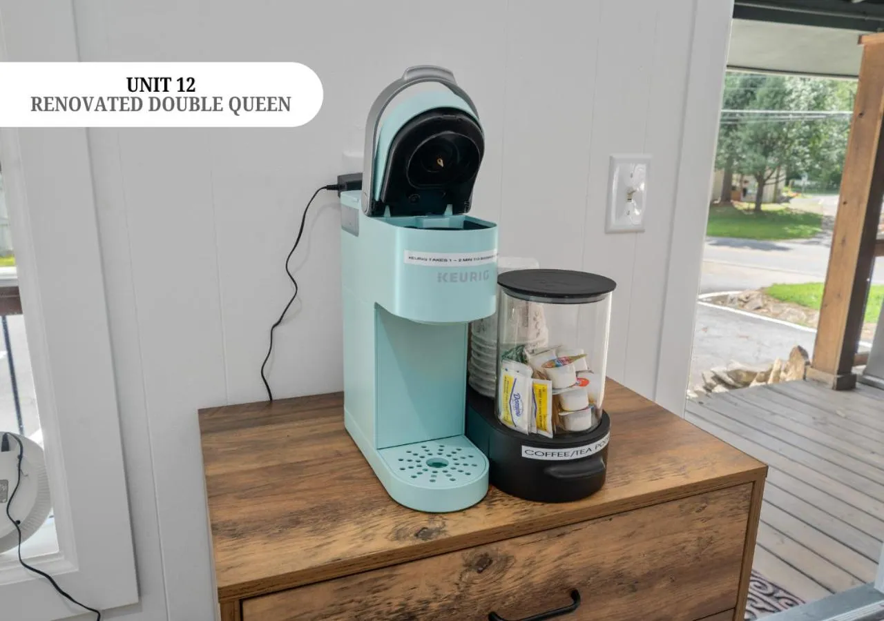 Coffee/tea facilities in CedarWood Inn