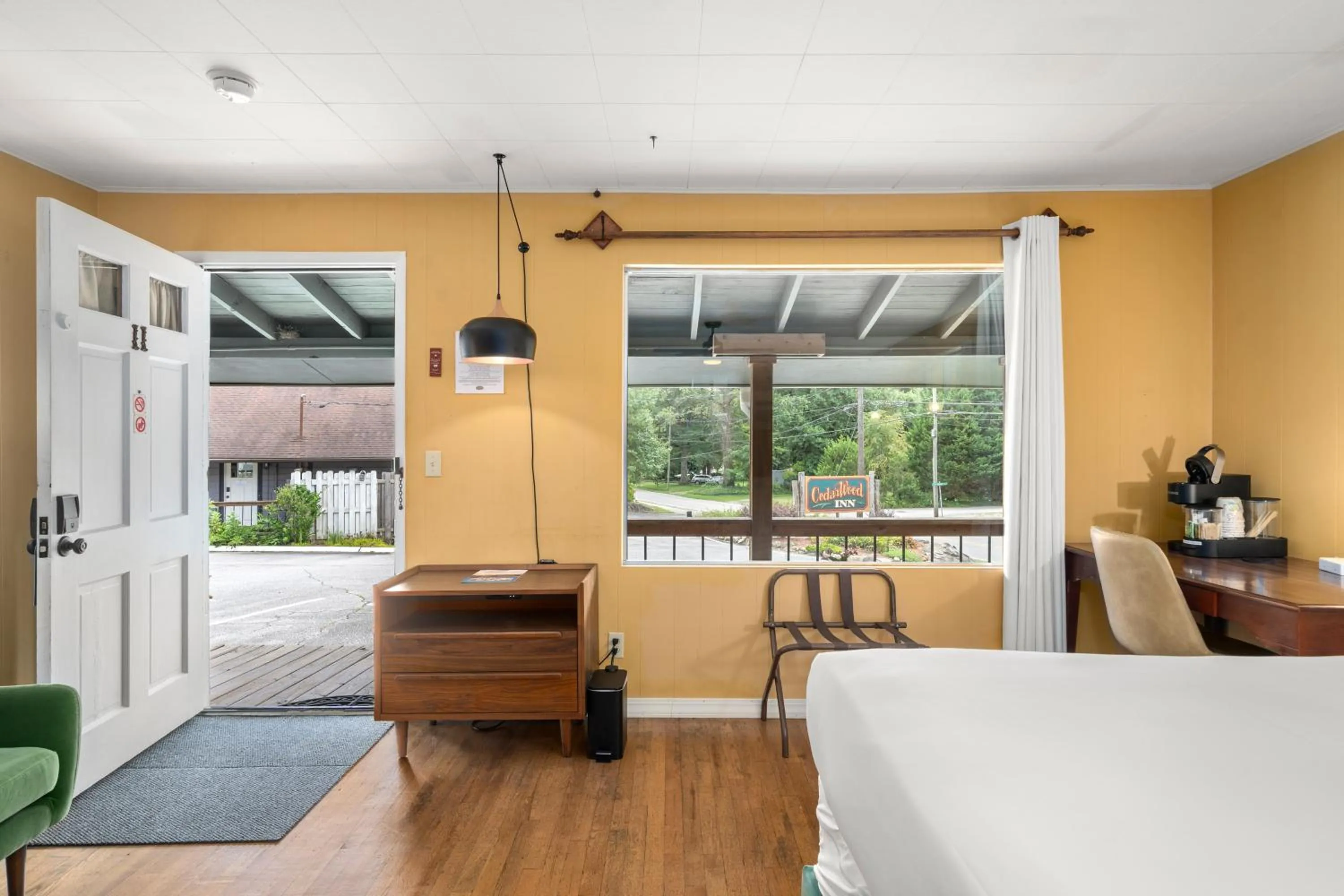 View (from property/room), Bed in CedarWood Inn