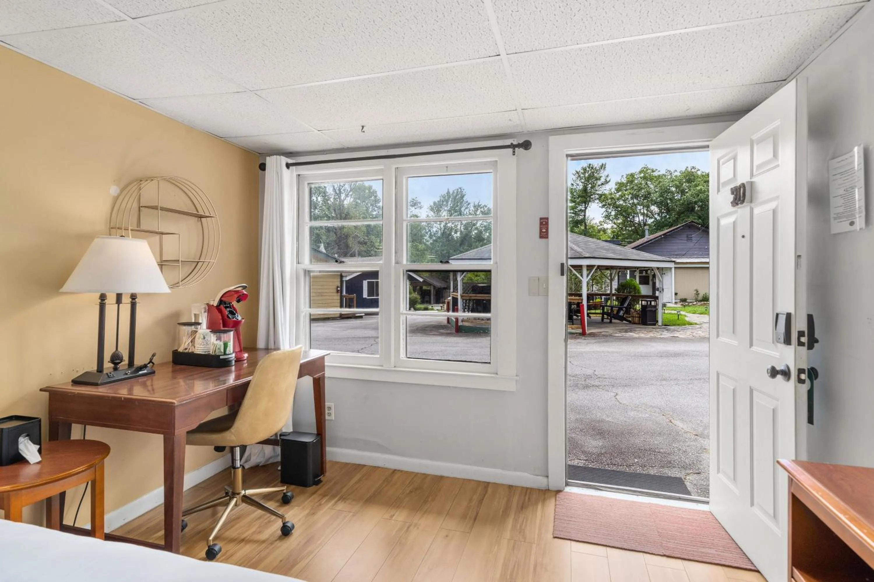 Living room in CedarWood Inn