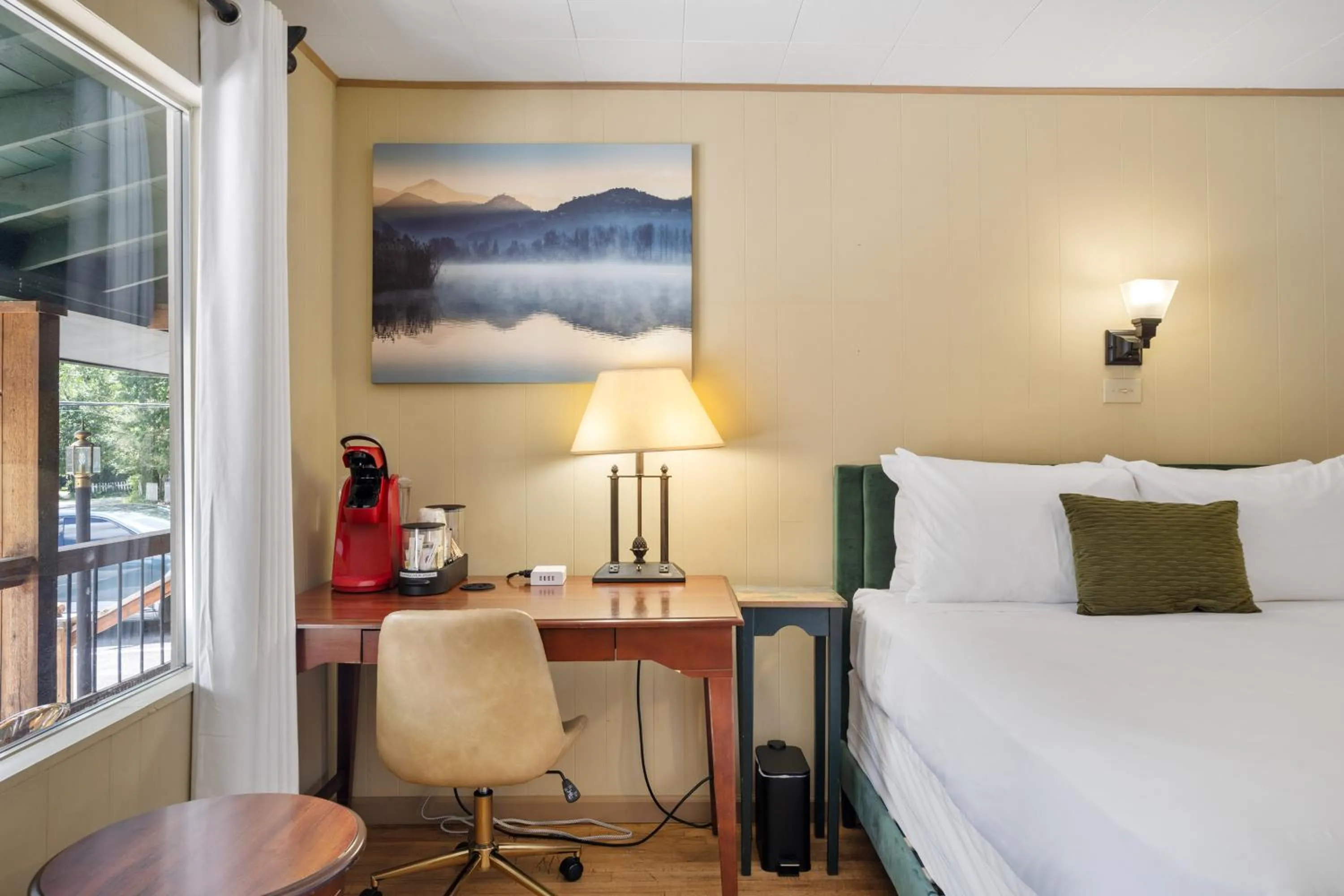 Coffee/tea facilities, Bed in CedarWood Inn