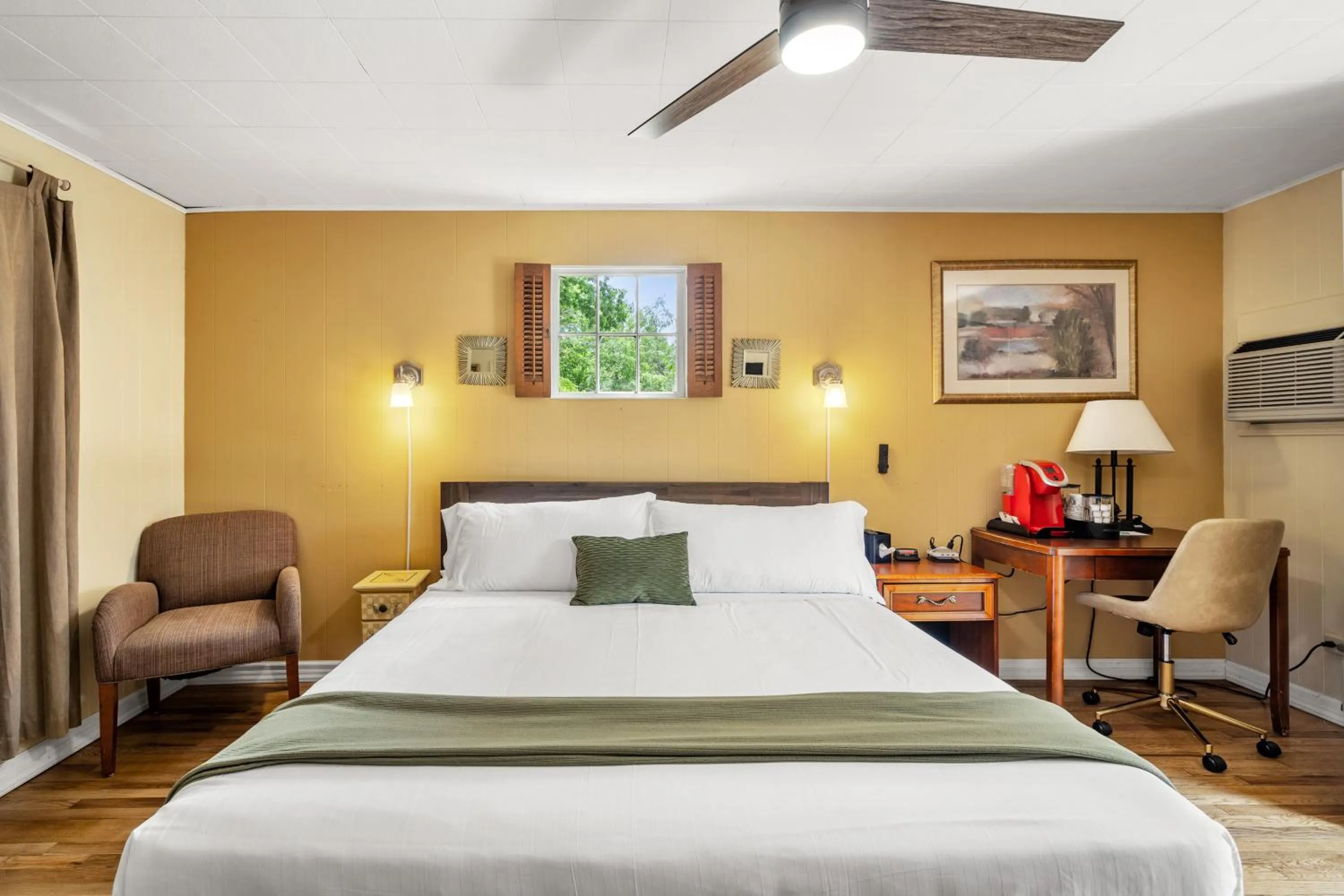 Bed in CedarWood Inn