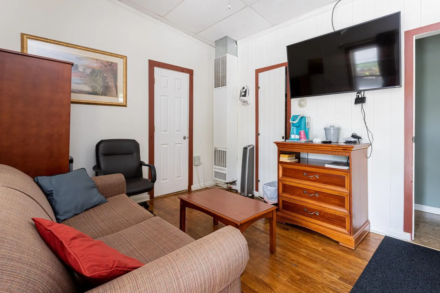 TV and multimedia in CedarWood Inn