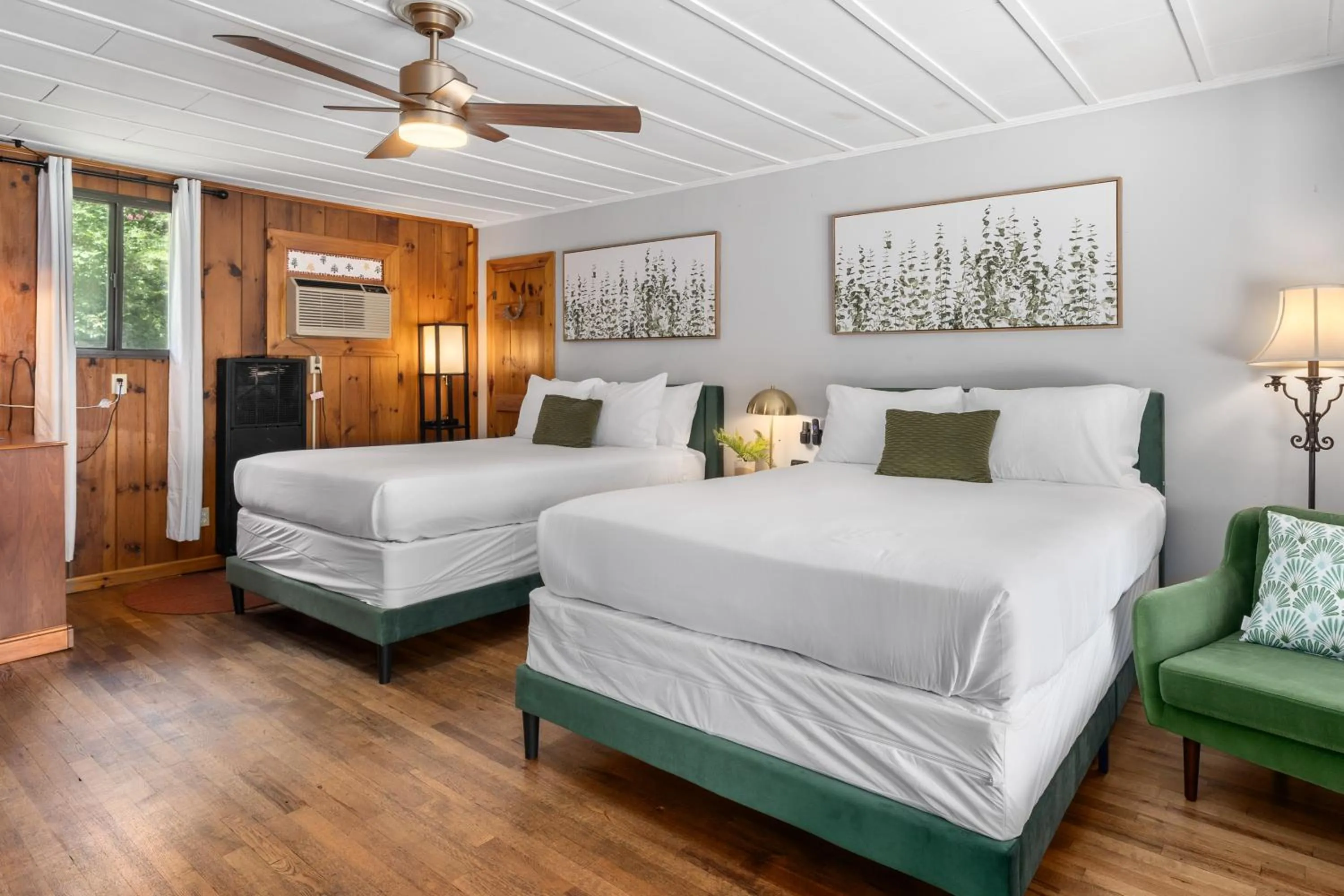 Bed in CedarWood Inn