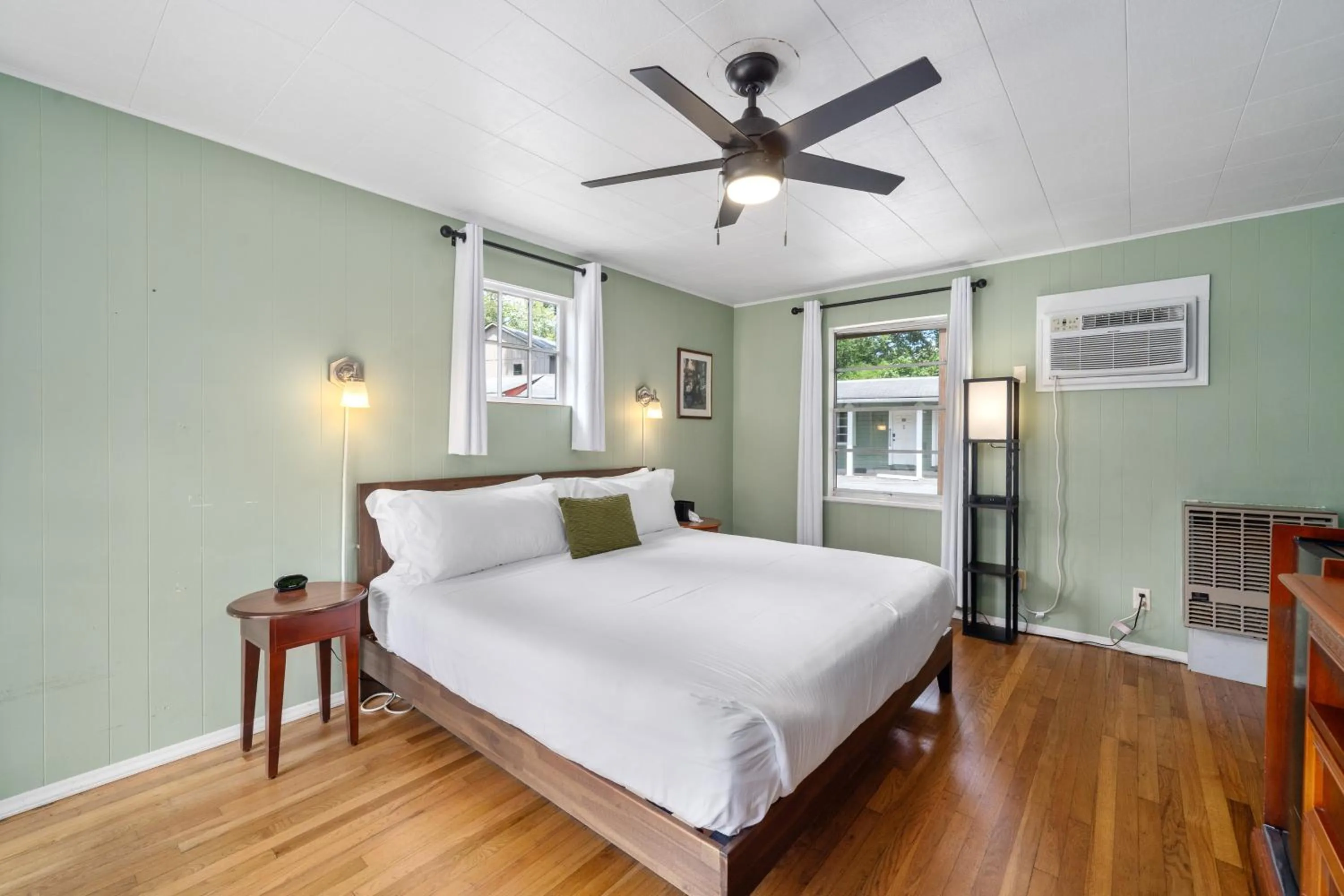 Bed in CedarWood Inn