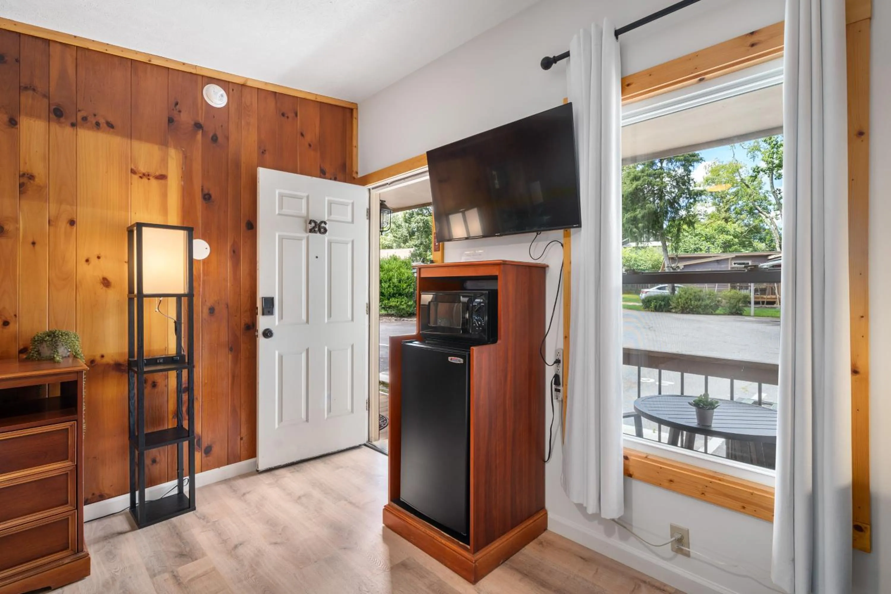 TV and multimedia in CedarWood Inn