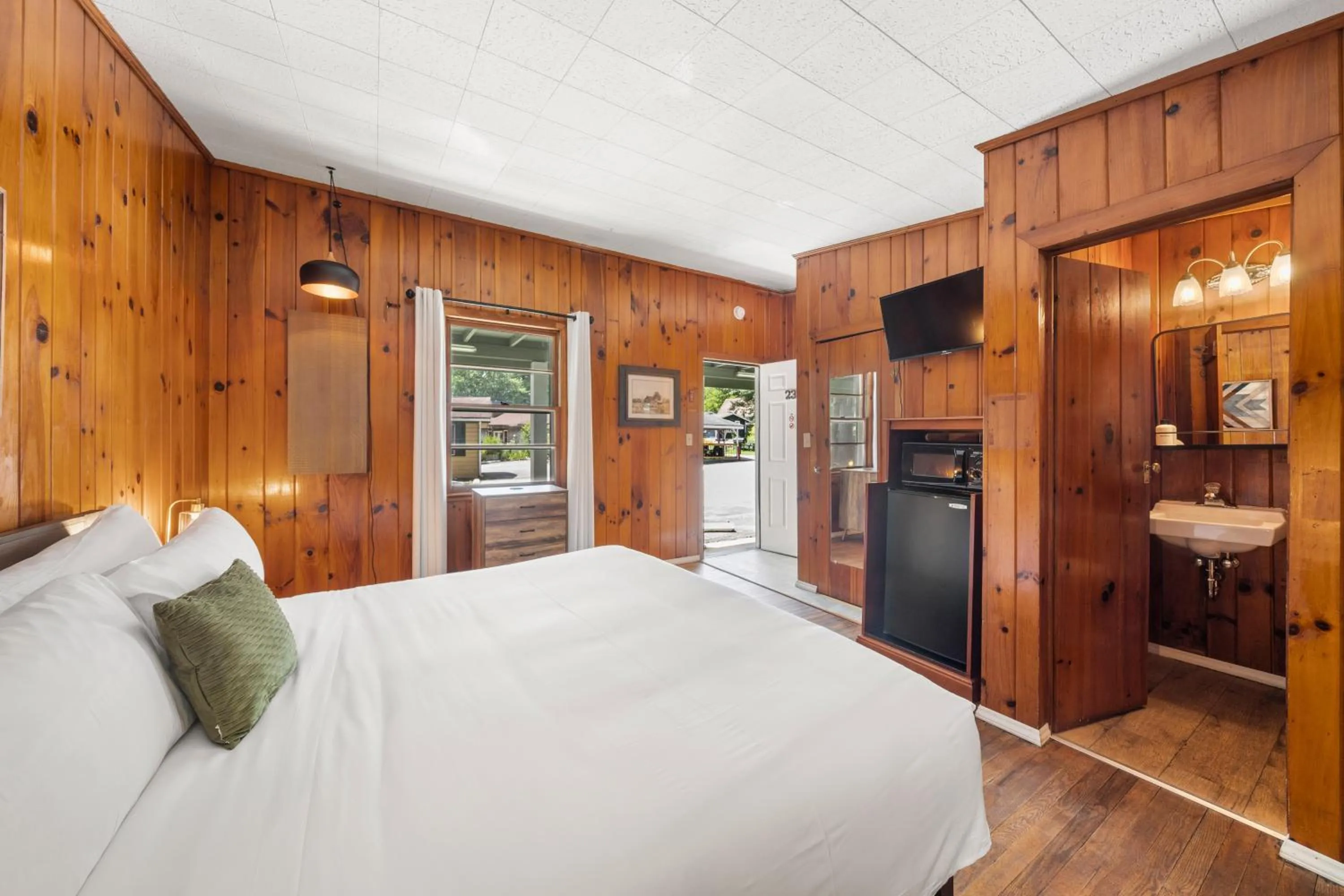 Bed in CedarWood Inn