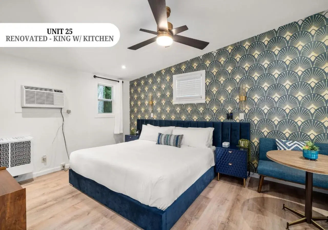 Superior King Suite in CedarWood Inn Superior King Suite in CedarWood Inn