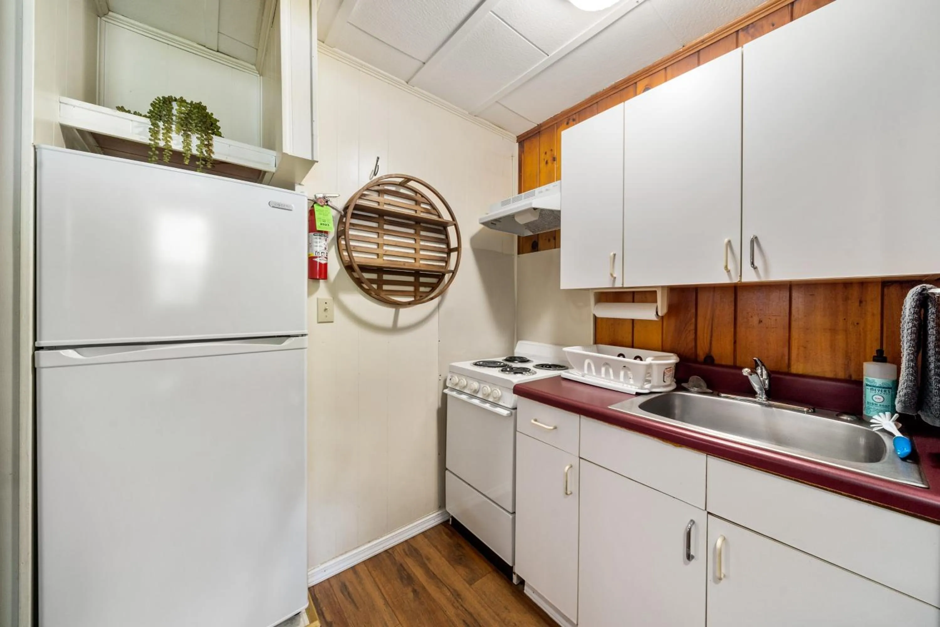 Kitchen or kitchenette in CedarWood Inn