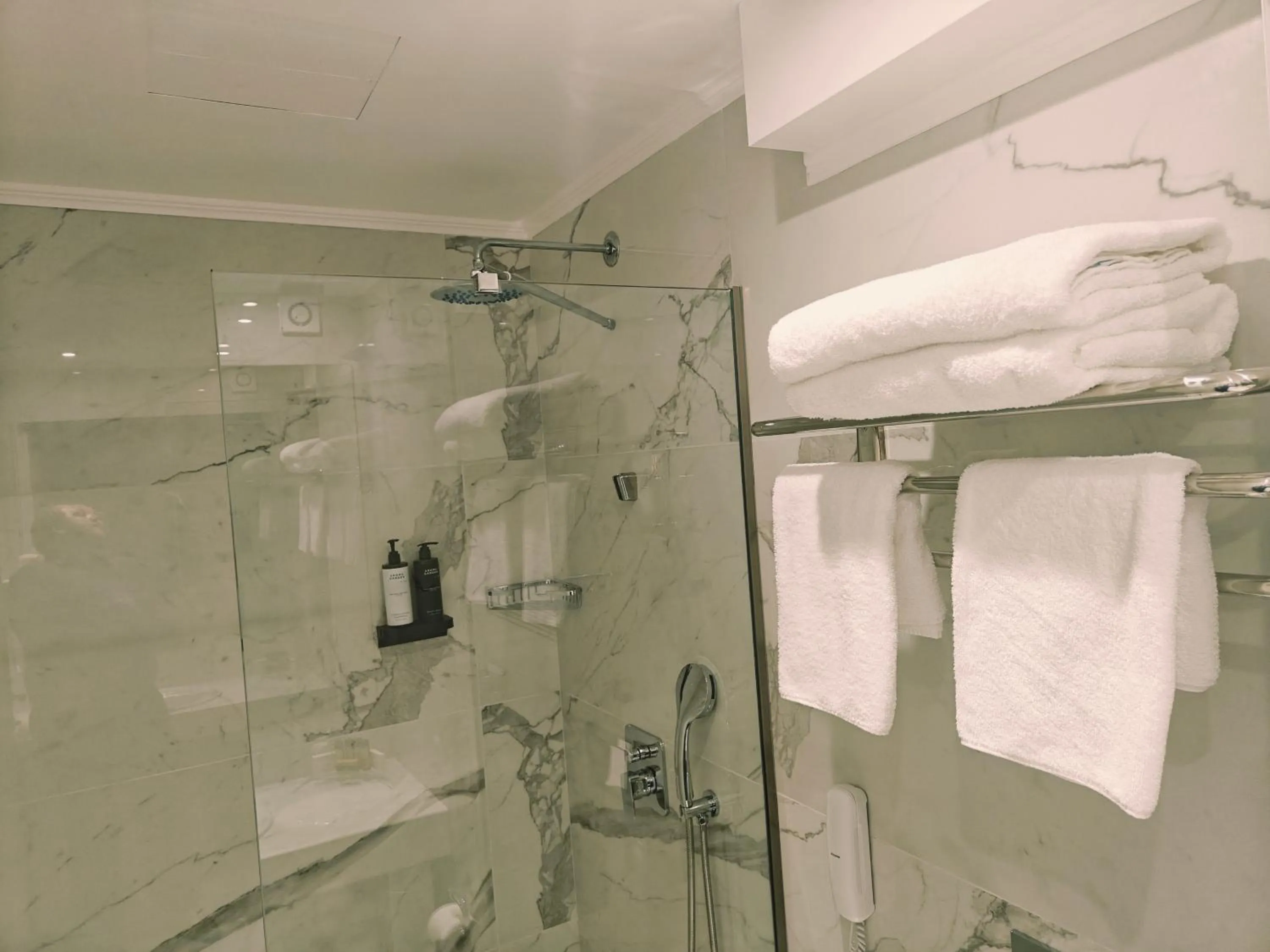 Bathroom in Ibiscus Hotel