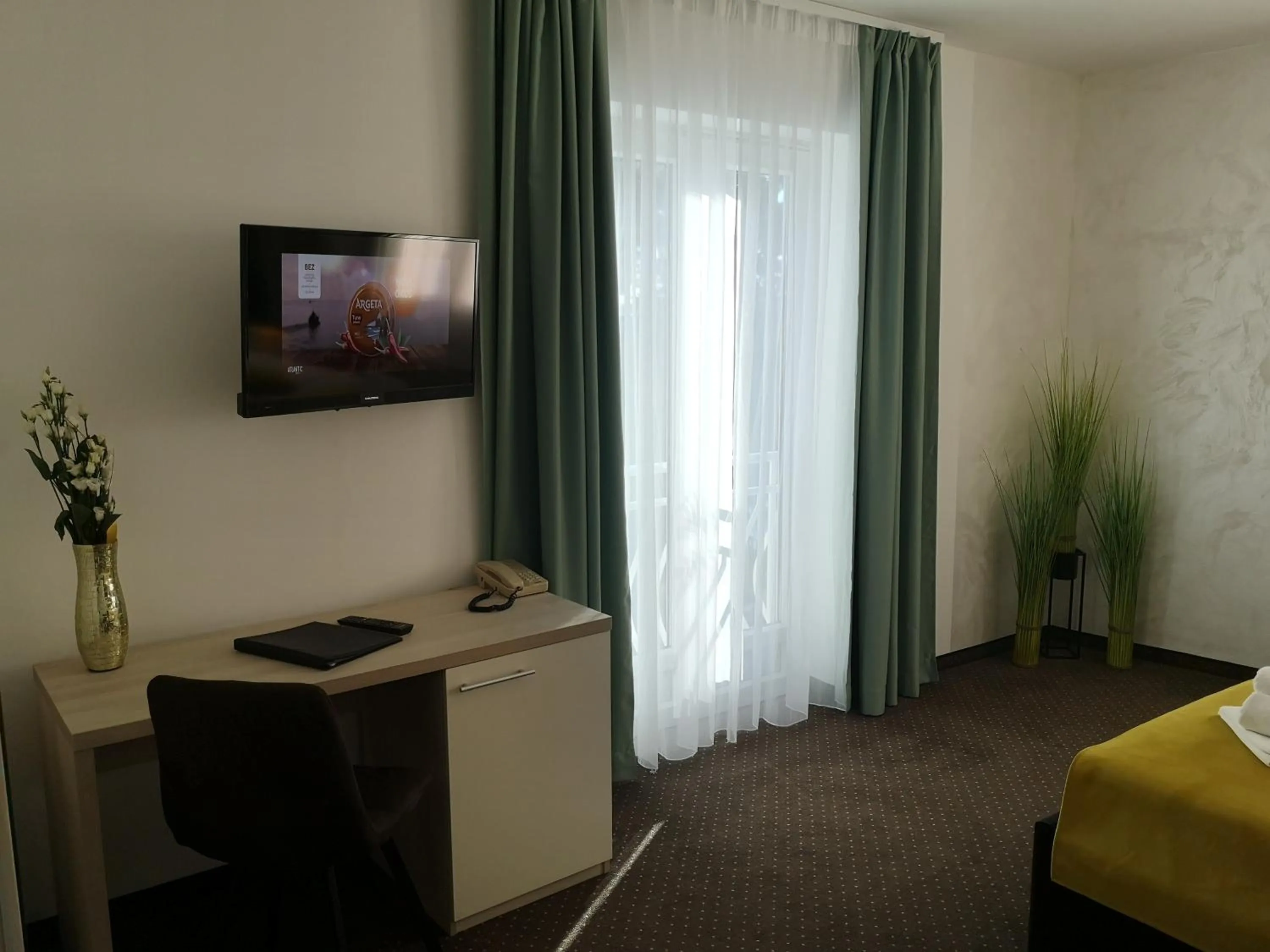 Communal lounge/ TV room, Bed in Hotel Bor