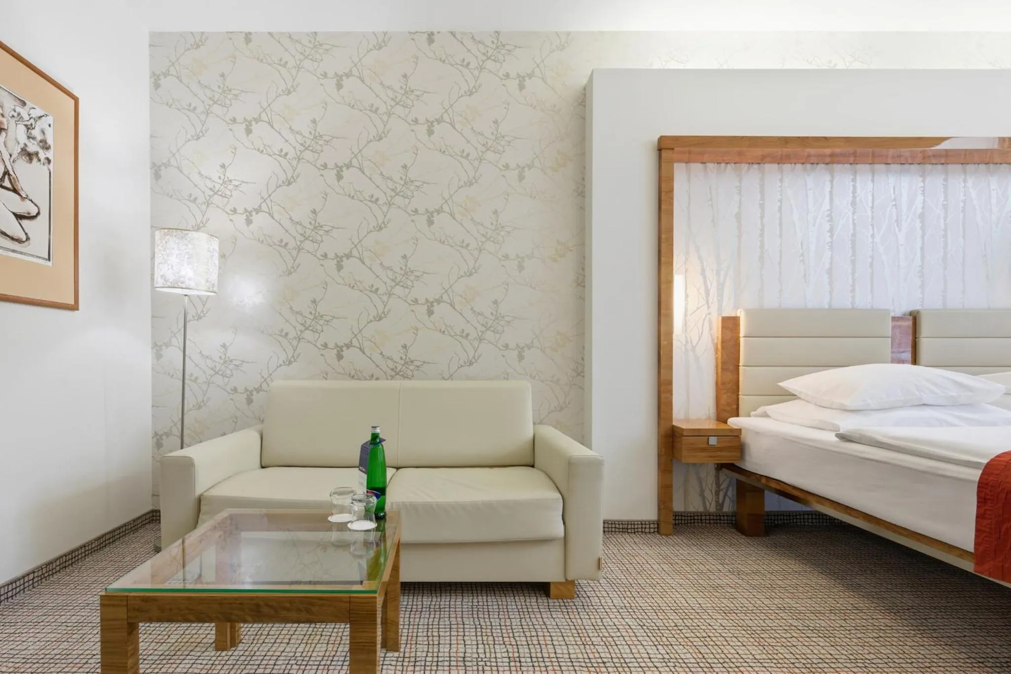 Seating area, Bed in St. Joseph Royal Regent