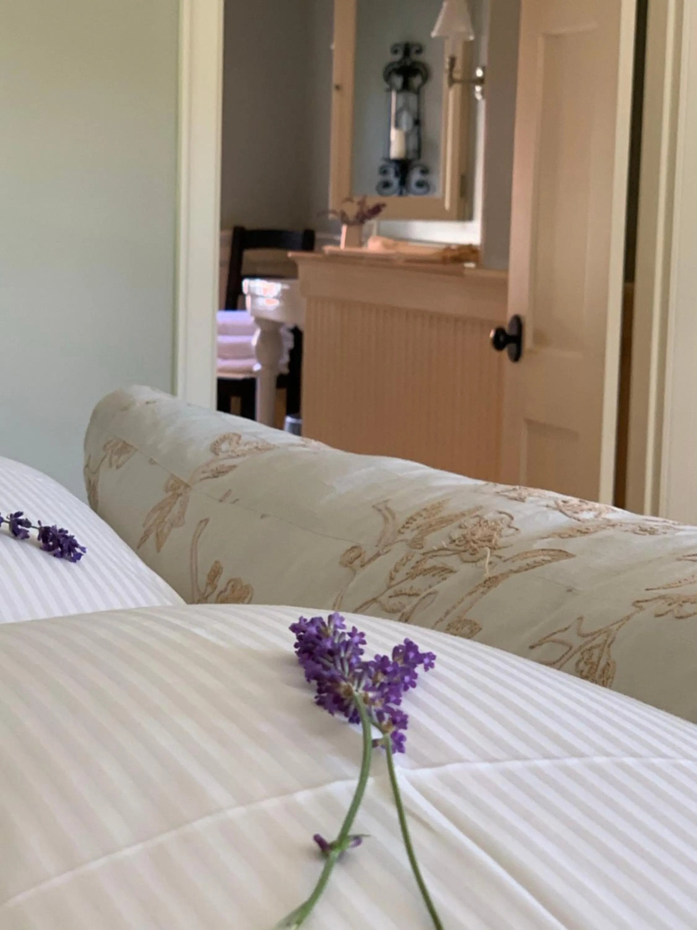 Bathroom, Bed in The Pebble Bed and Breakfast