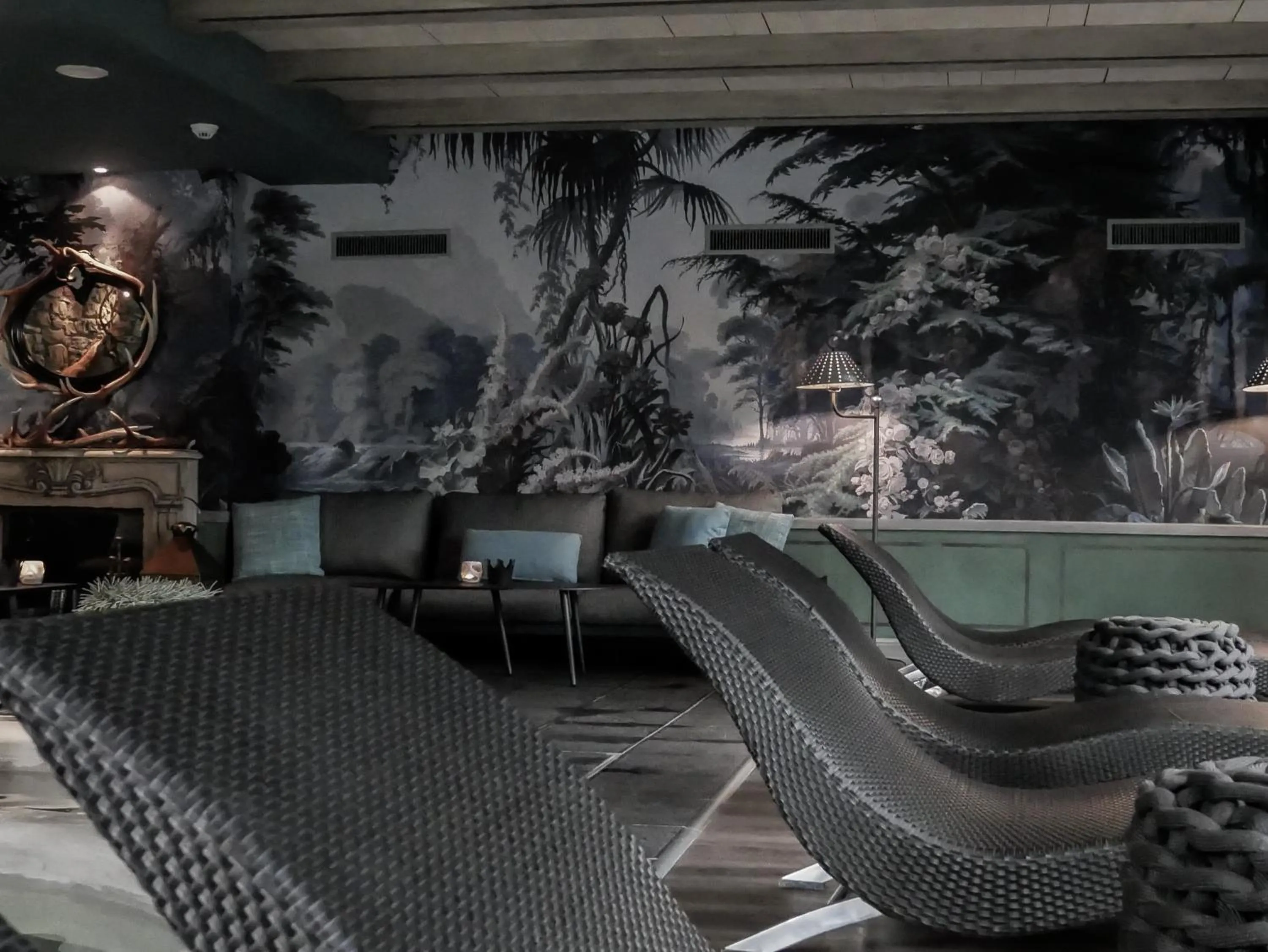 Swimming pool in Hôtel Bella Tola & SPA