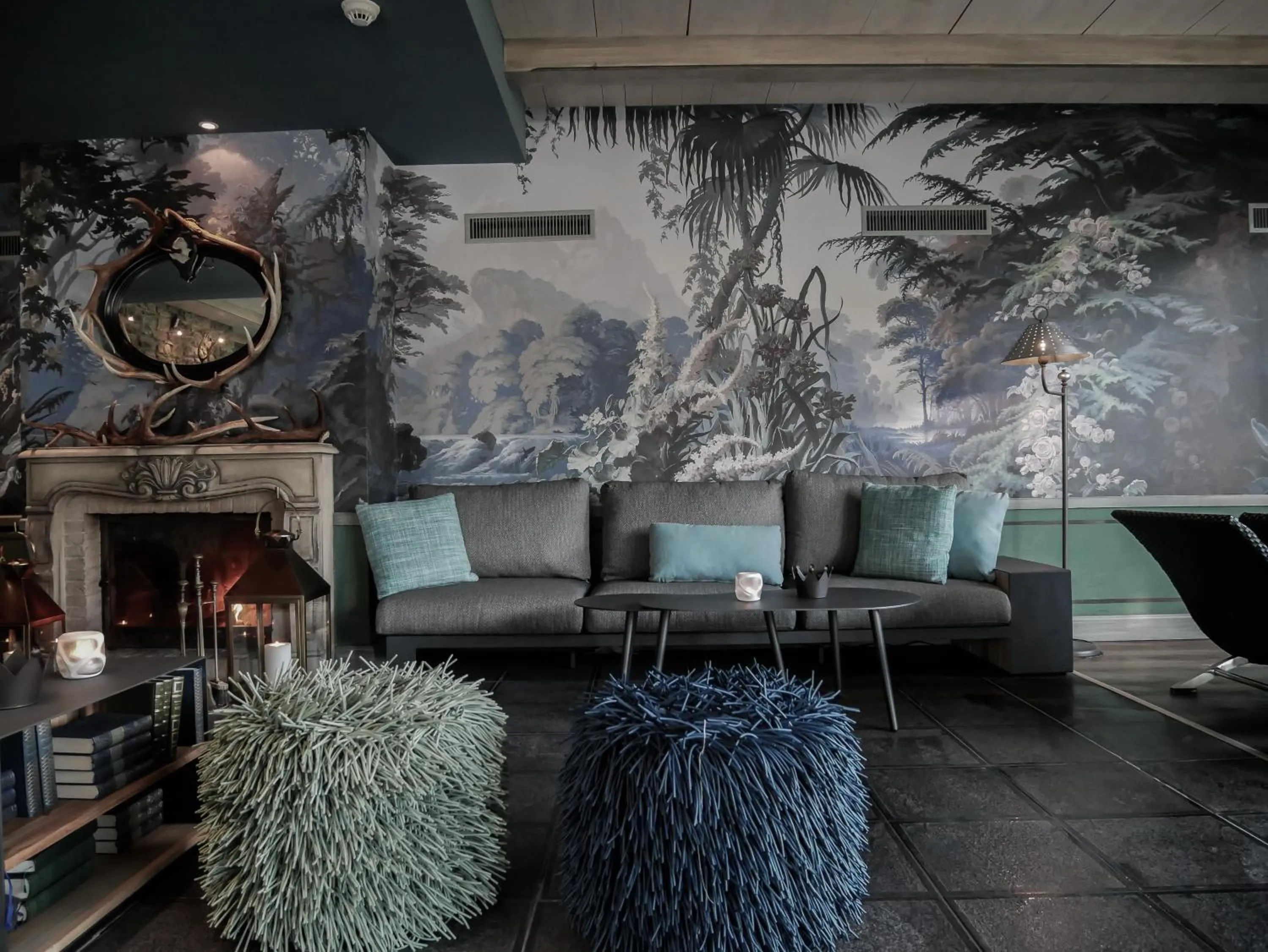 Swimming pool in Hôtel Bella Tola & SPA