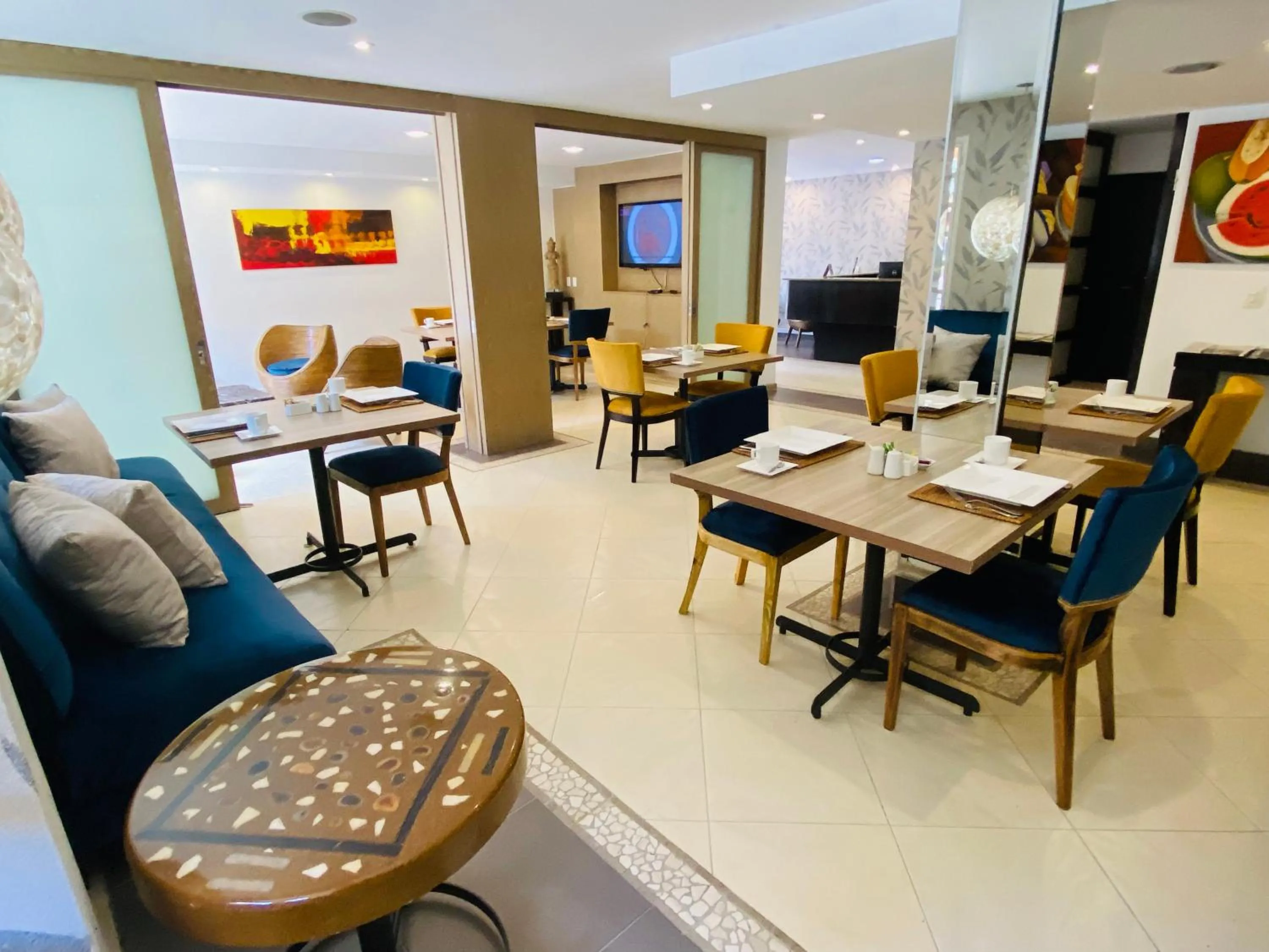 Restaurant/places to eat in Hotel Retiro 84 by MIJ