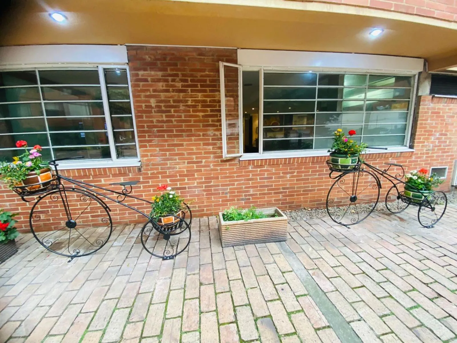 Property building in Hotel Retiro 84 by MIJ