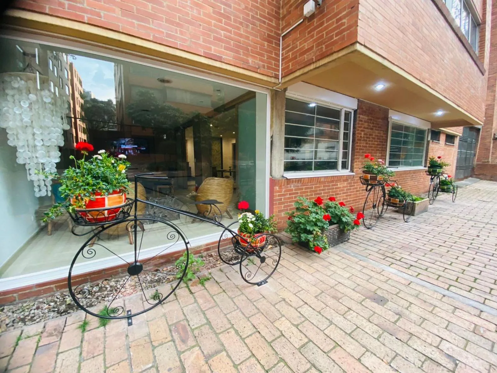 Property building in Hotel Retiro 84 by MIJ