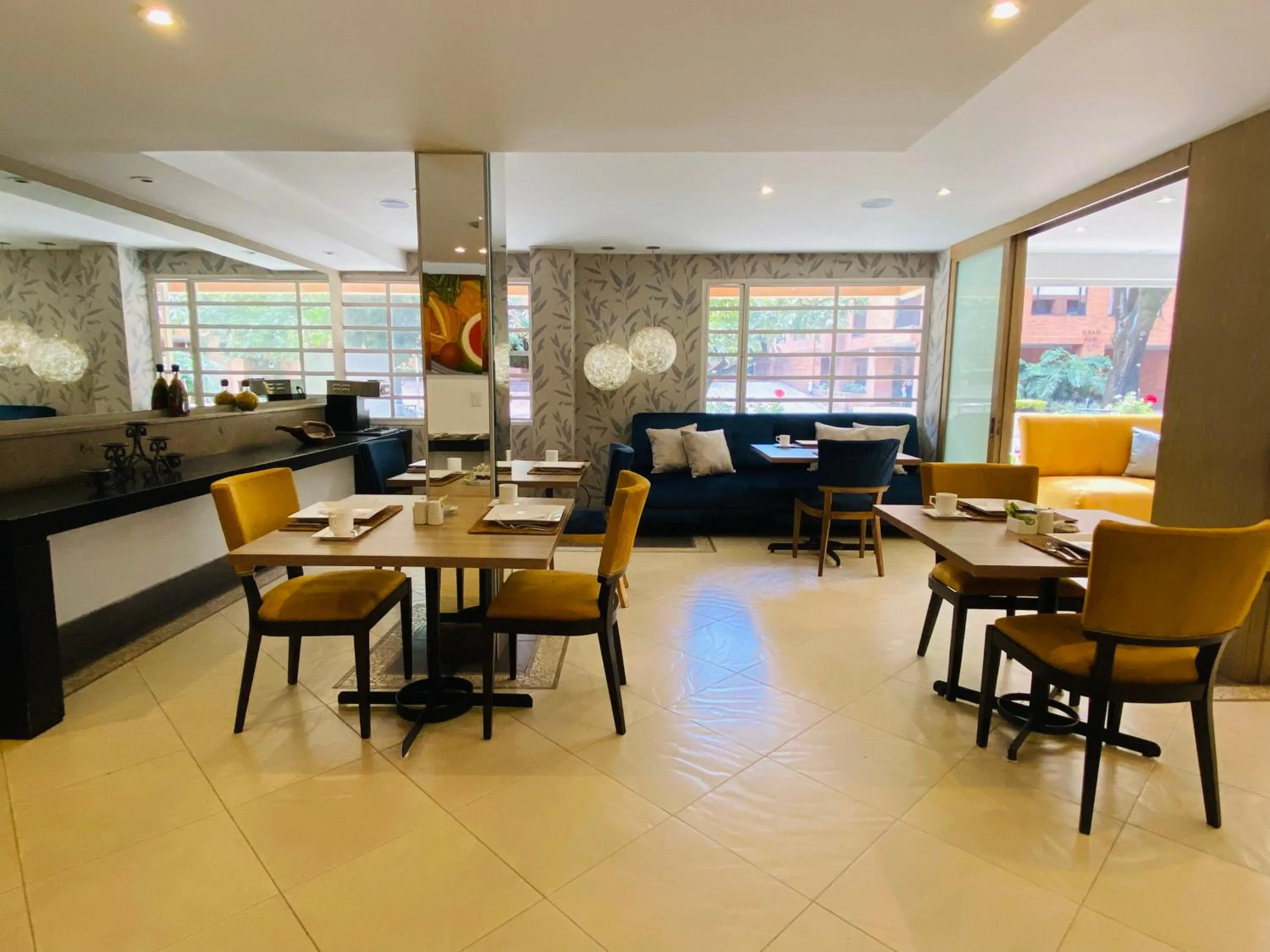 Restaurant/places to eat in Hotel Retiro 84 by MIJ