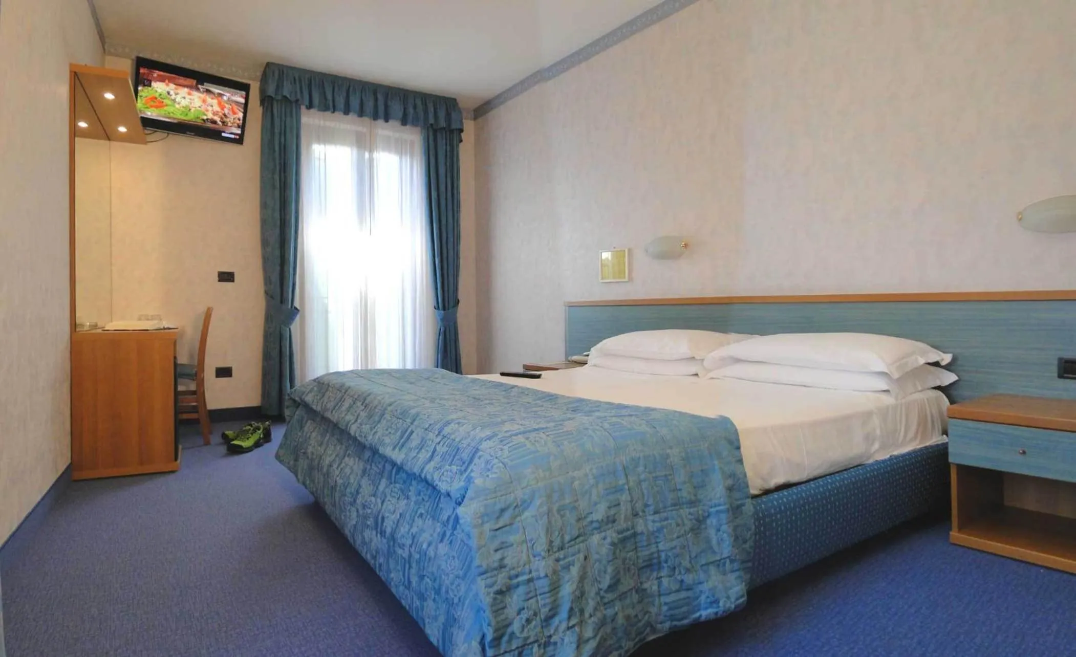 Bedroom, Bed in Hotel Sole - Limone