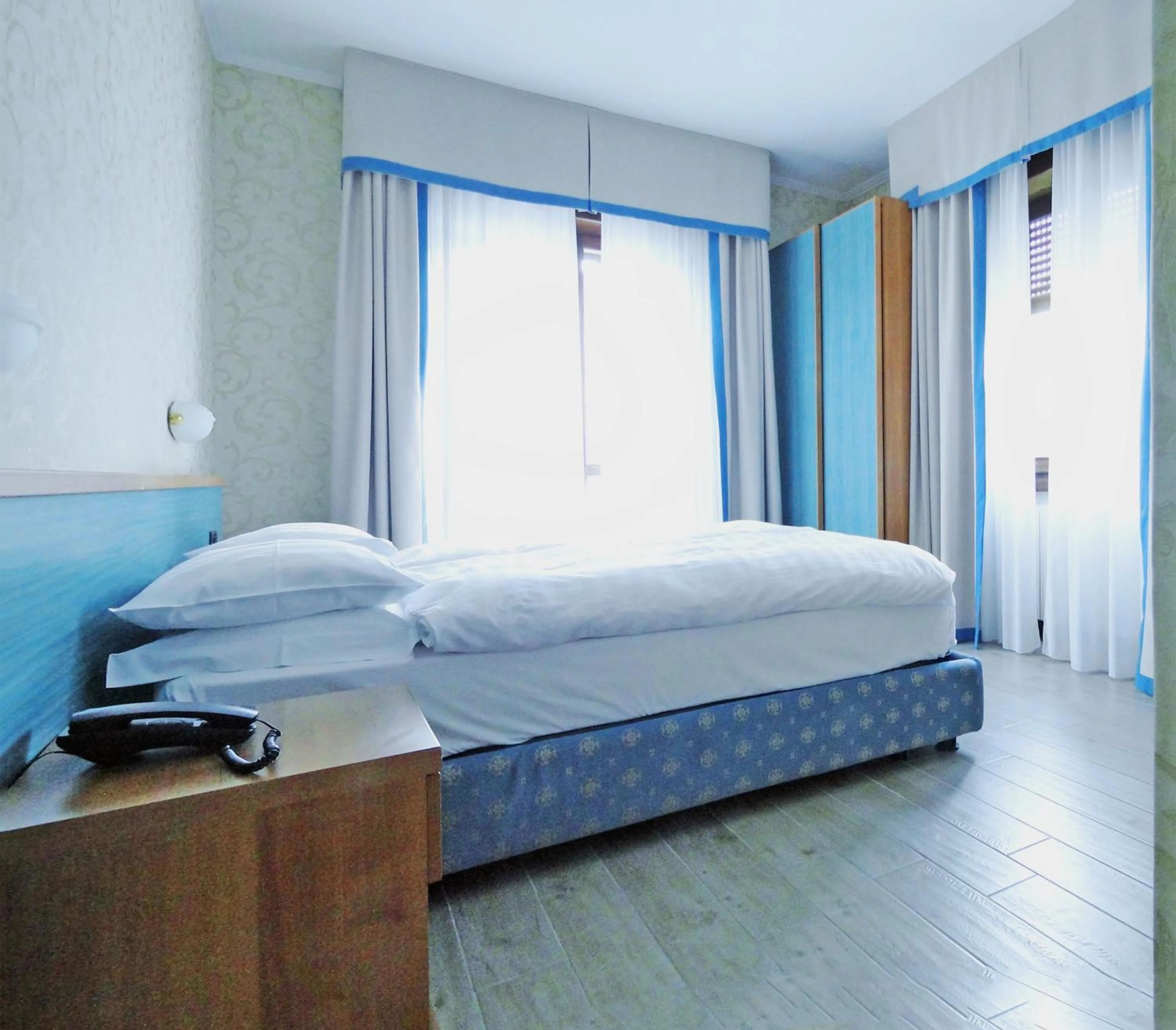 Bedroom, Bed in Hotel Sole - Limone