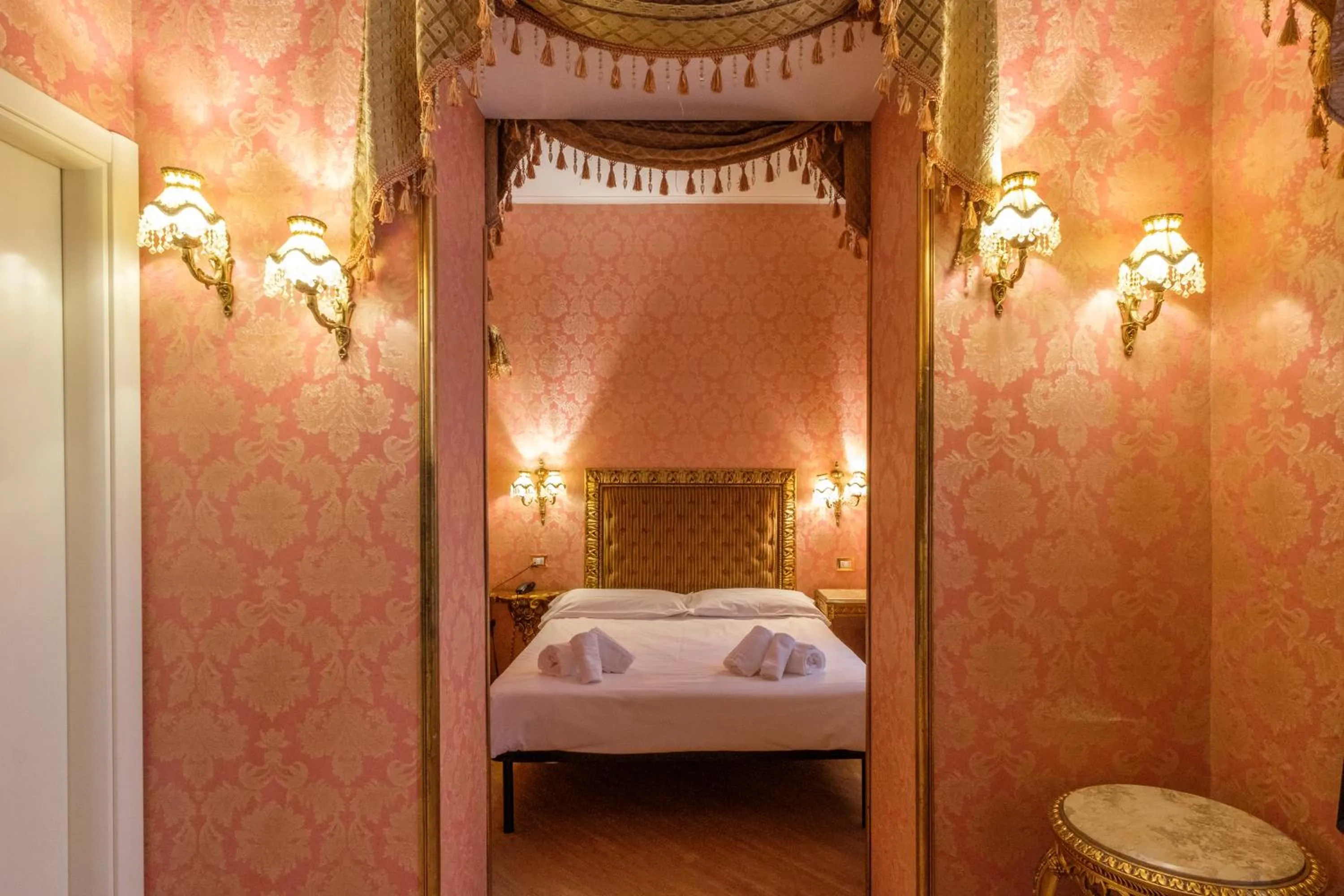 Bedroom, Bed in DCBoutiqueHotel