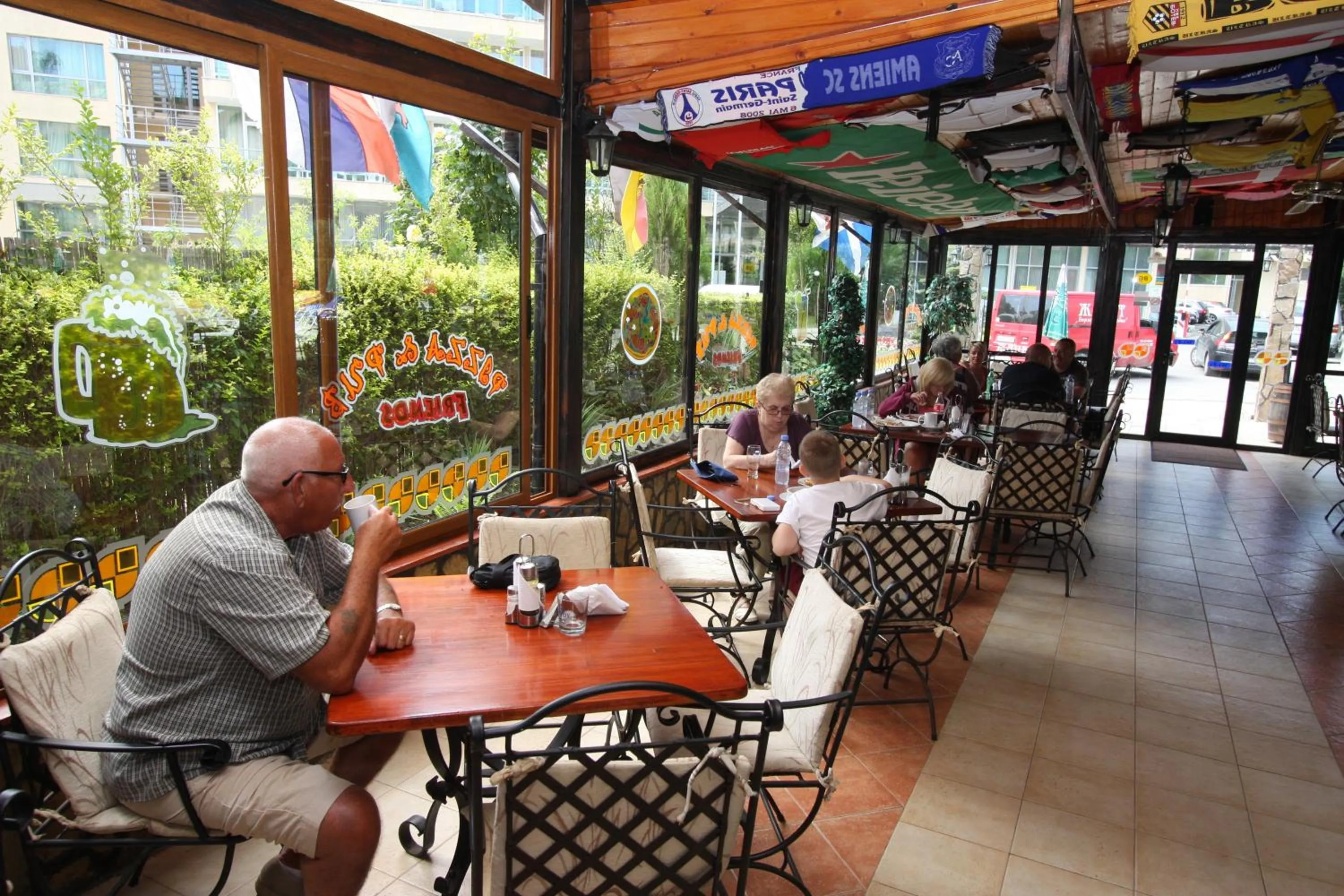 Restaurant/places to eat in Friends Family Hotel