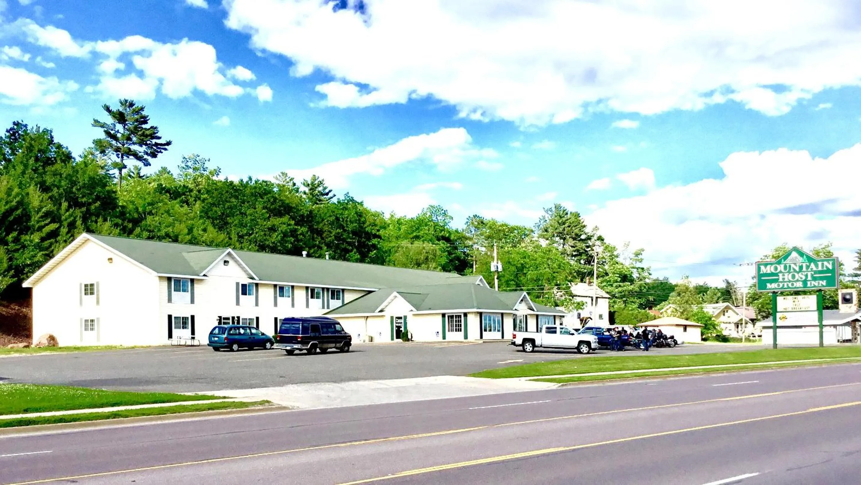 Property building in Mountain Host Motor Inn