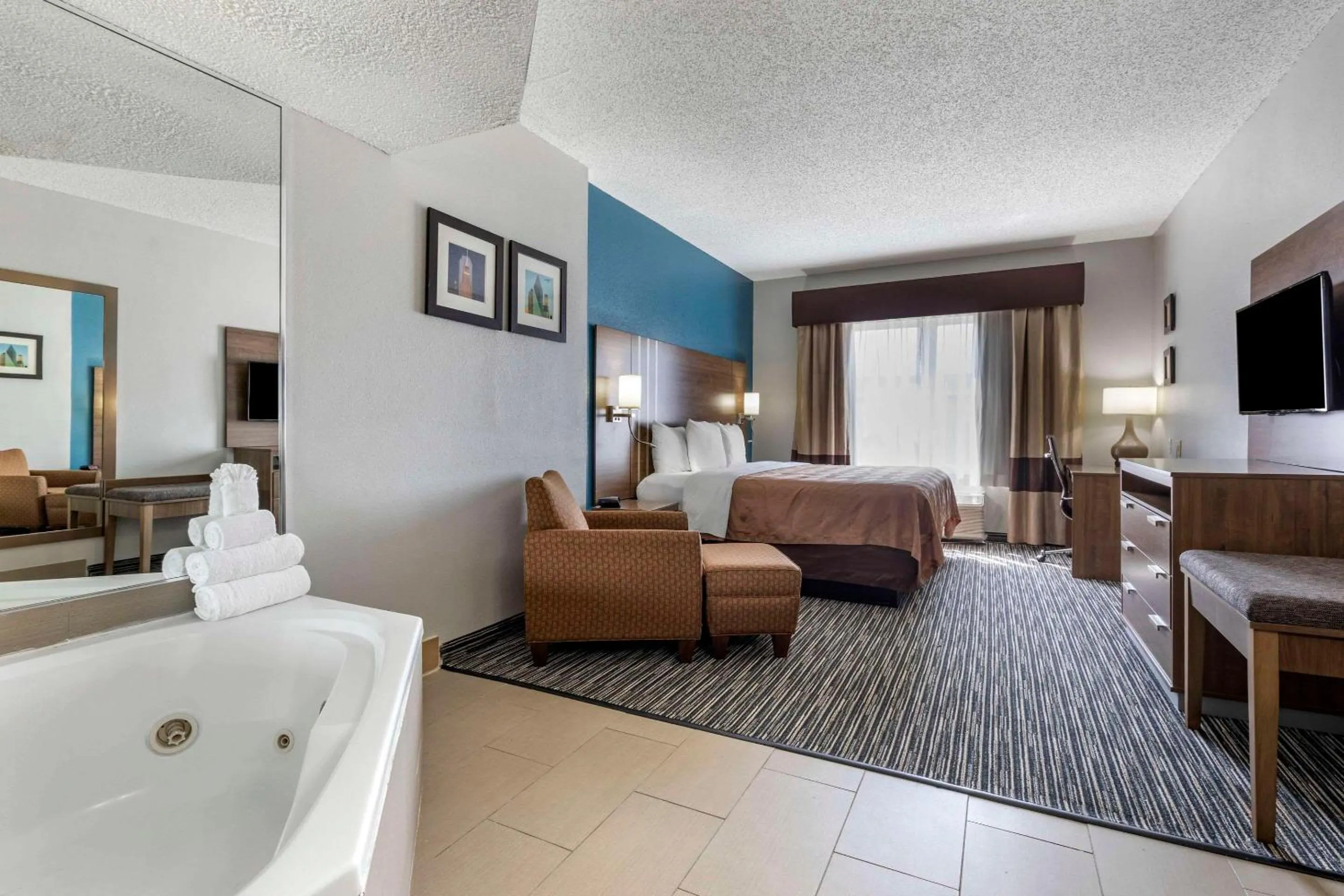 Bedroom, Bed in Quality Inn & Suites I-35 E-Walnut Hill