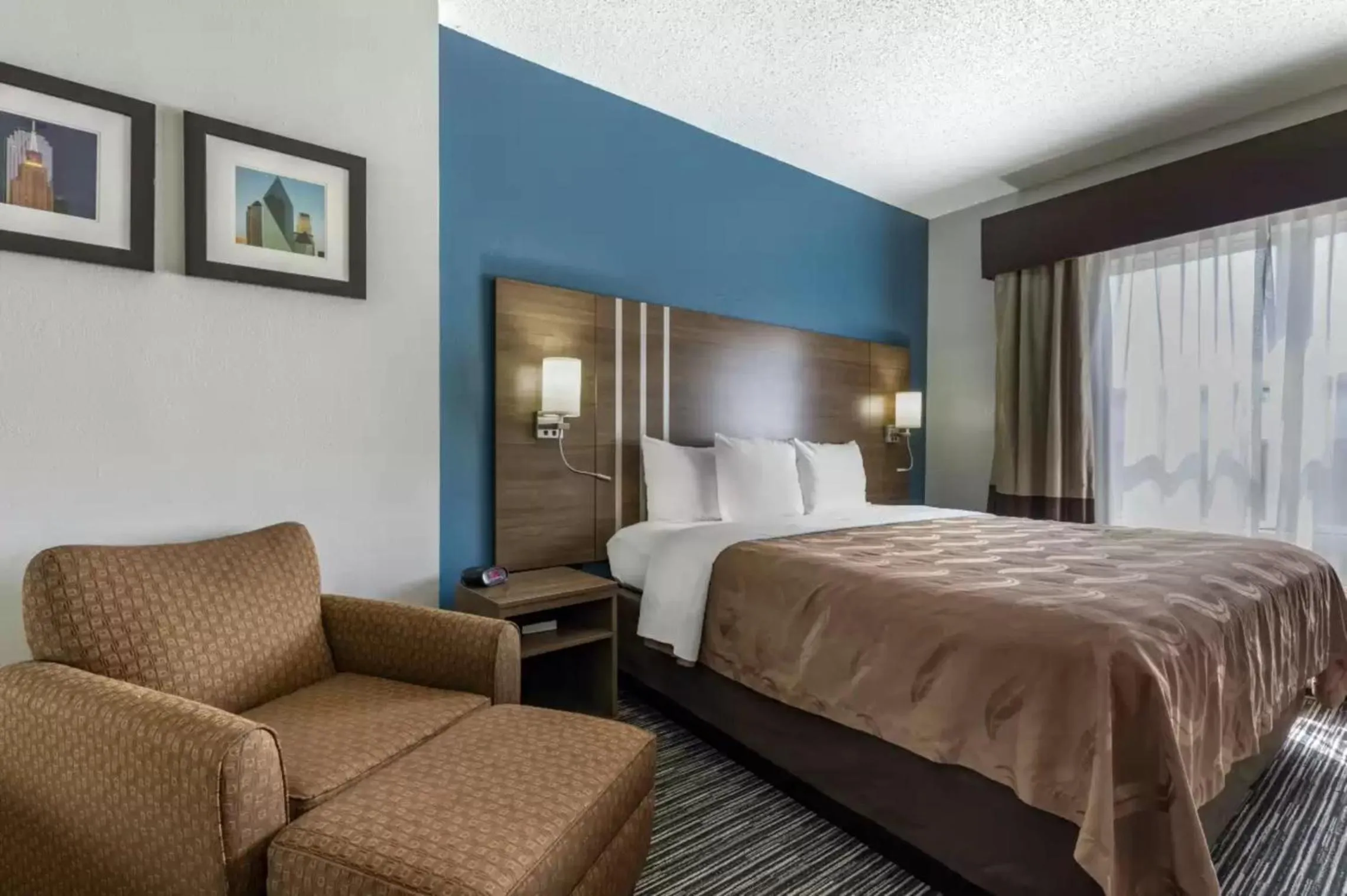 Bed in Quality Inn & Suites I-35 E-Walnut Hill