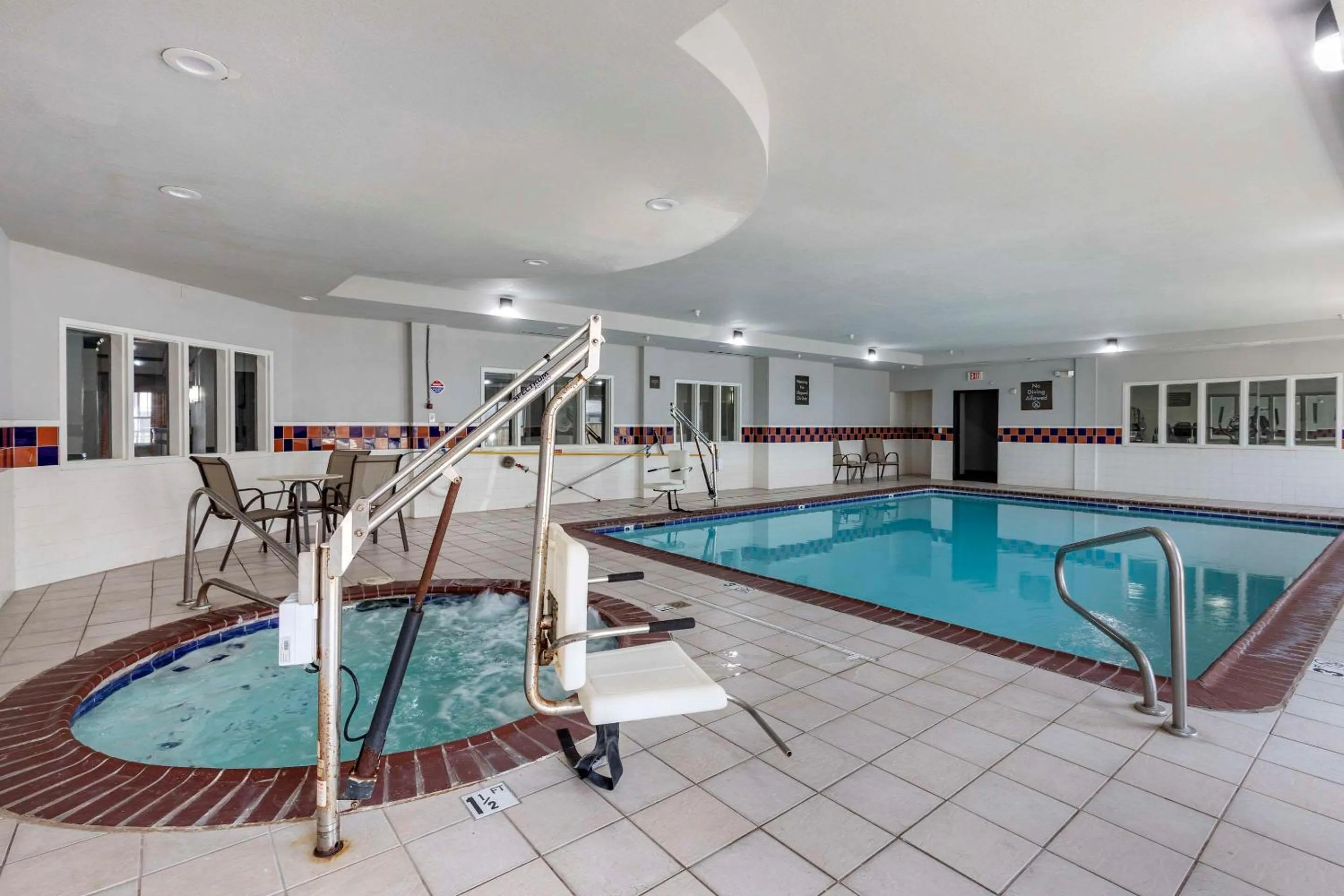 Swimming pool in Quality Inn & Suites I-35 E-Walnut Hill