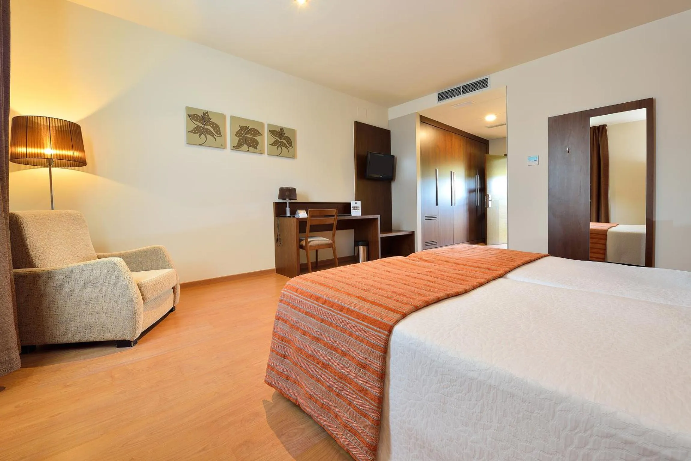 Photo of the whole room, Bed in Hotel Spa Norat Torre Do Deza 4* Superior
