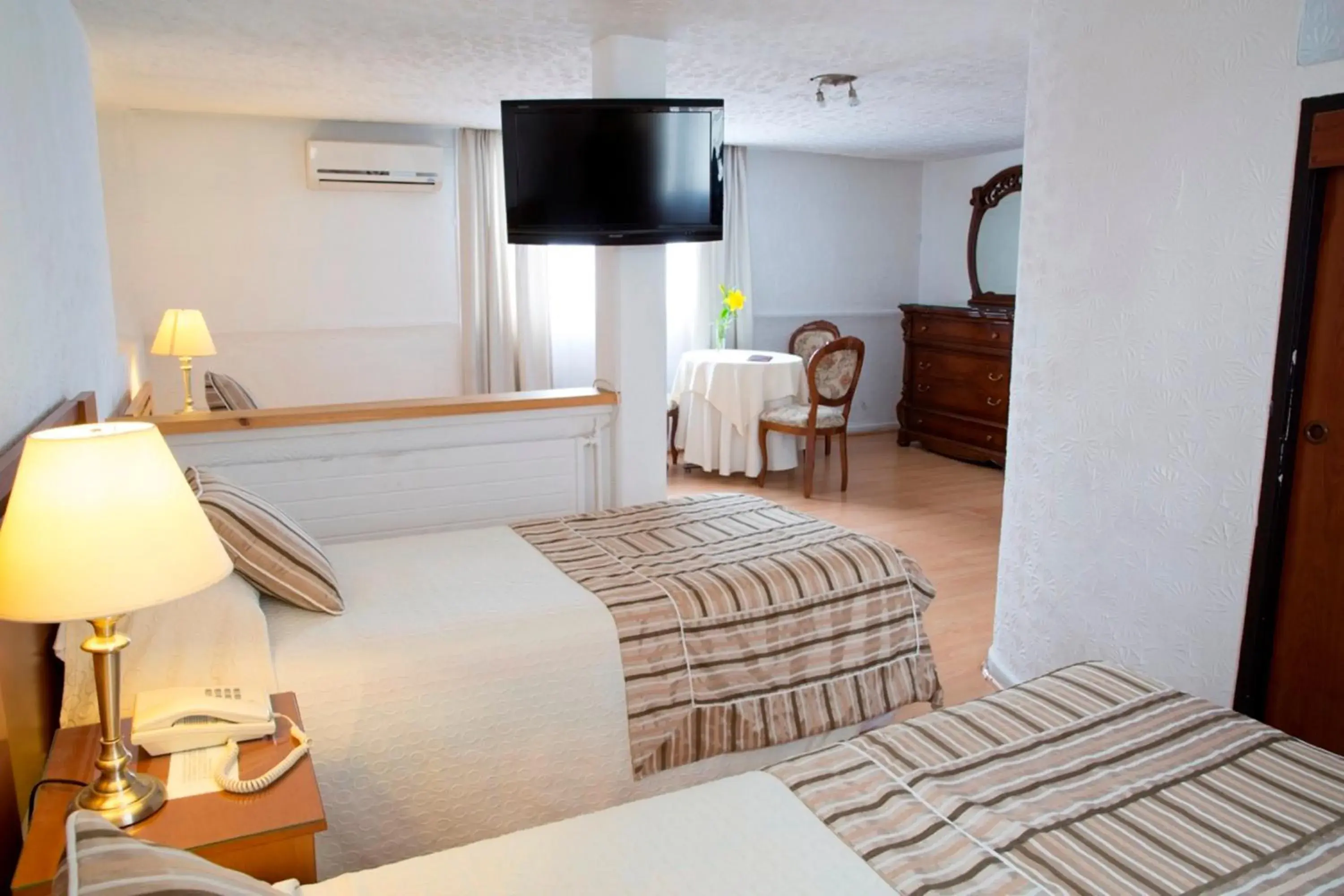 Standard Triple Room in Hotel Montecarlo Santiago Standard Triple Room in Hotel Montecarlo Santiago