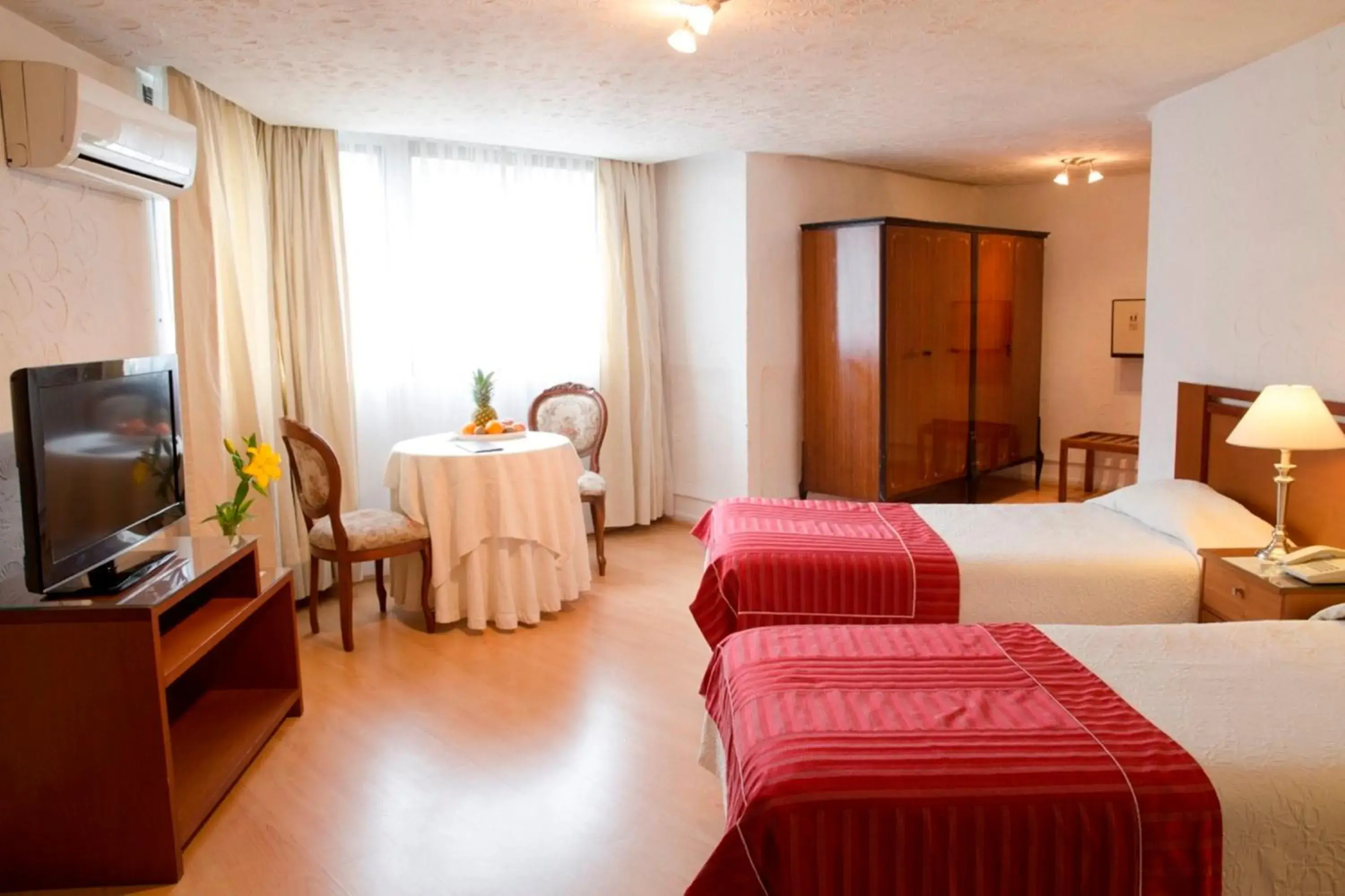 Standard Twin Room in Hotel Montecarlo Santiago Standard Twin Room in Hotel Montecarlo Santiago