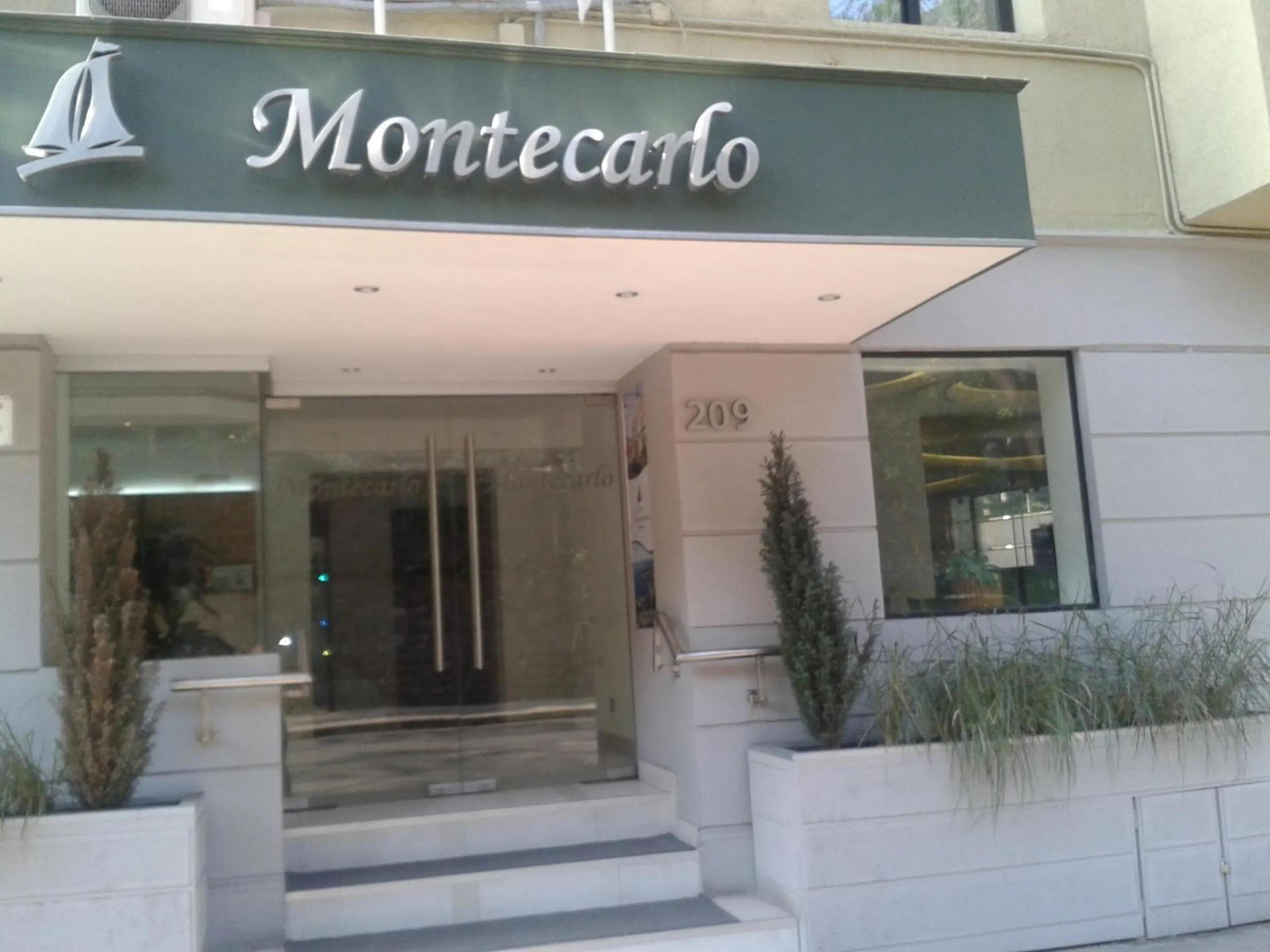 Facade/entrance in Hotel Montecarlo Santiago