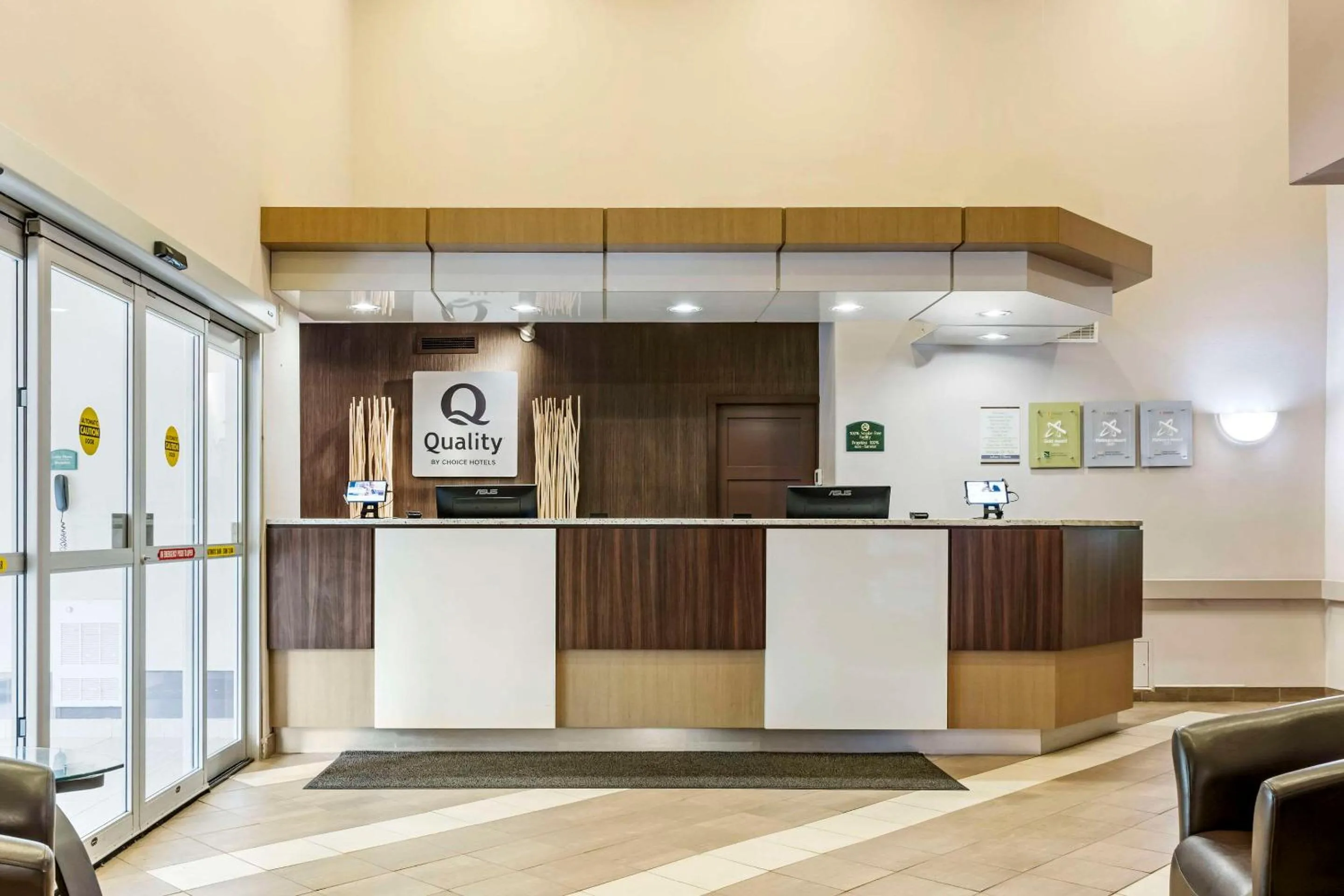 Lobby or reception in Quality Inn Airport
