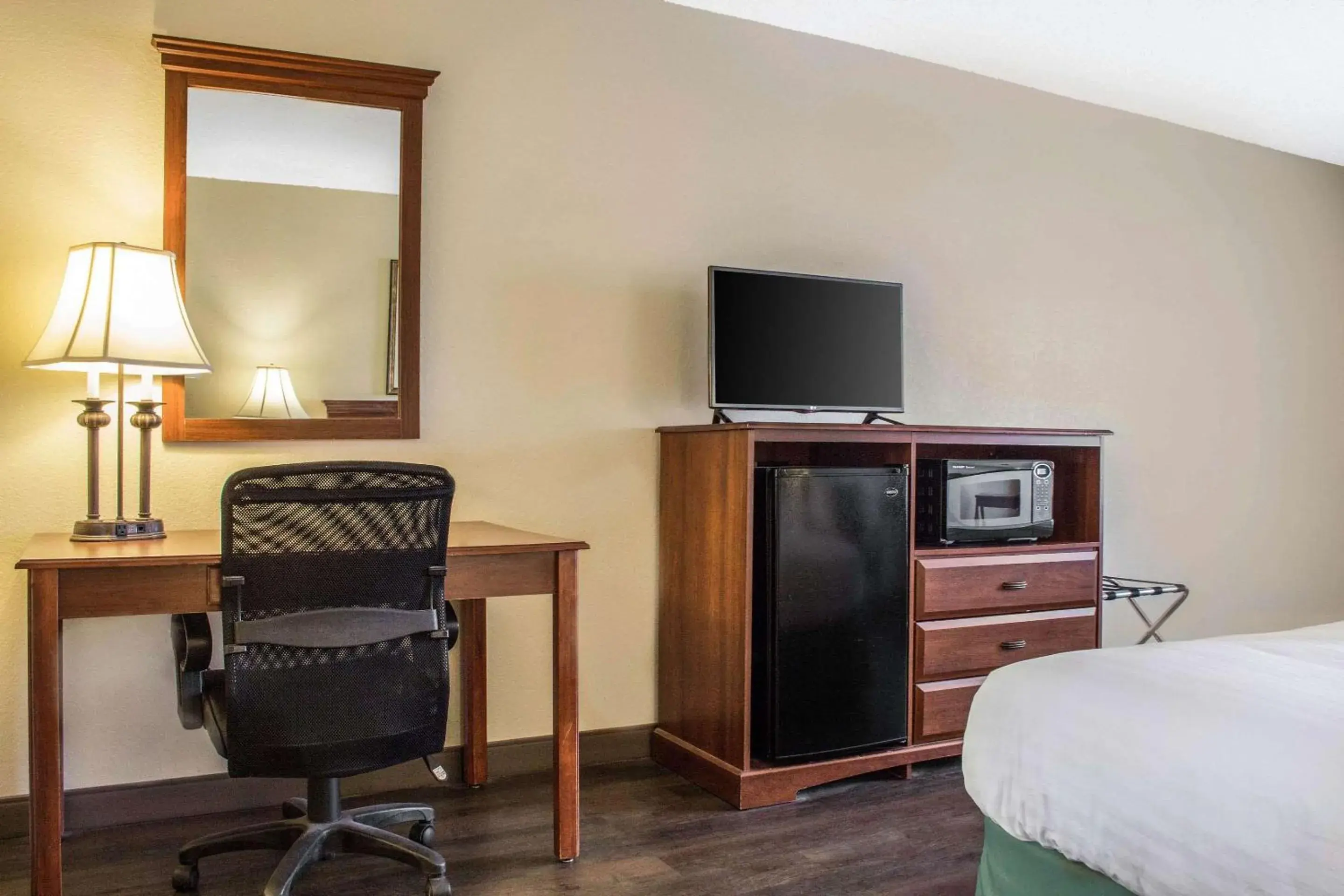 Queen Room - Non-Smoking in Quality Inn Benson I-10 Exit 304 Queen Room - Non-Smoking in Quality Inn Benson I-10 Exit 304