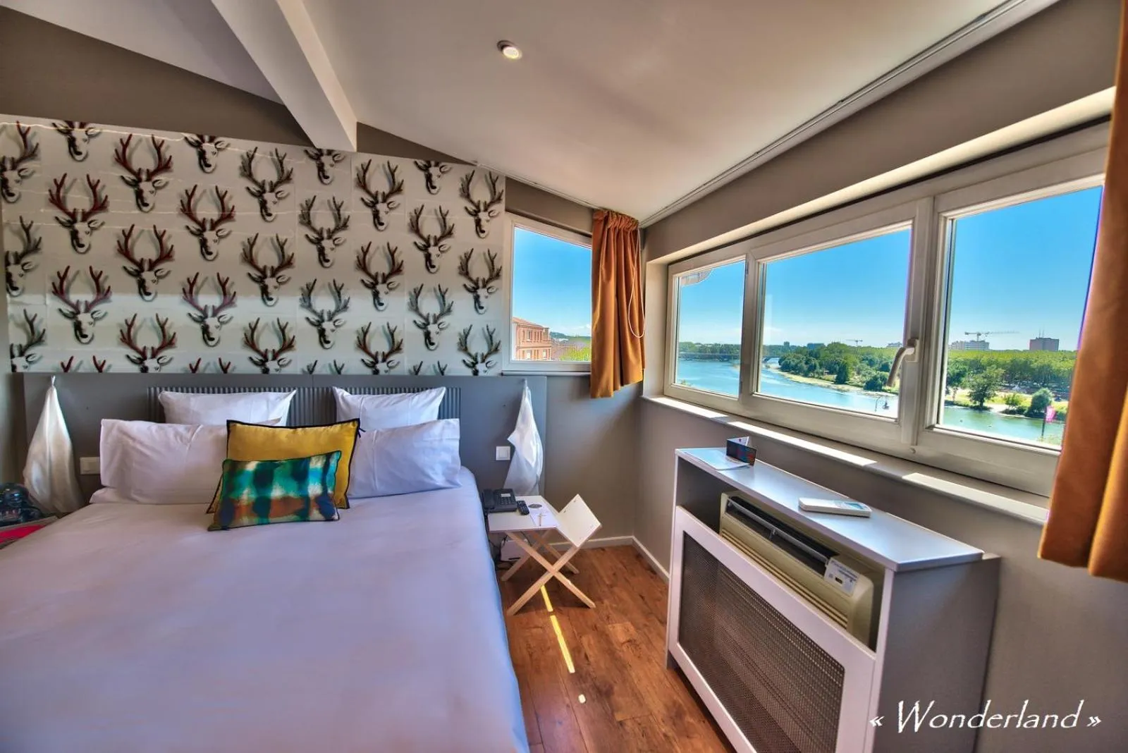 Bed in Hôtel des Beaux-Arts Toulouse