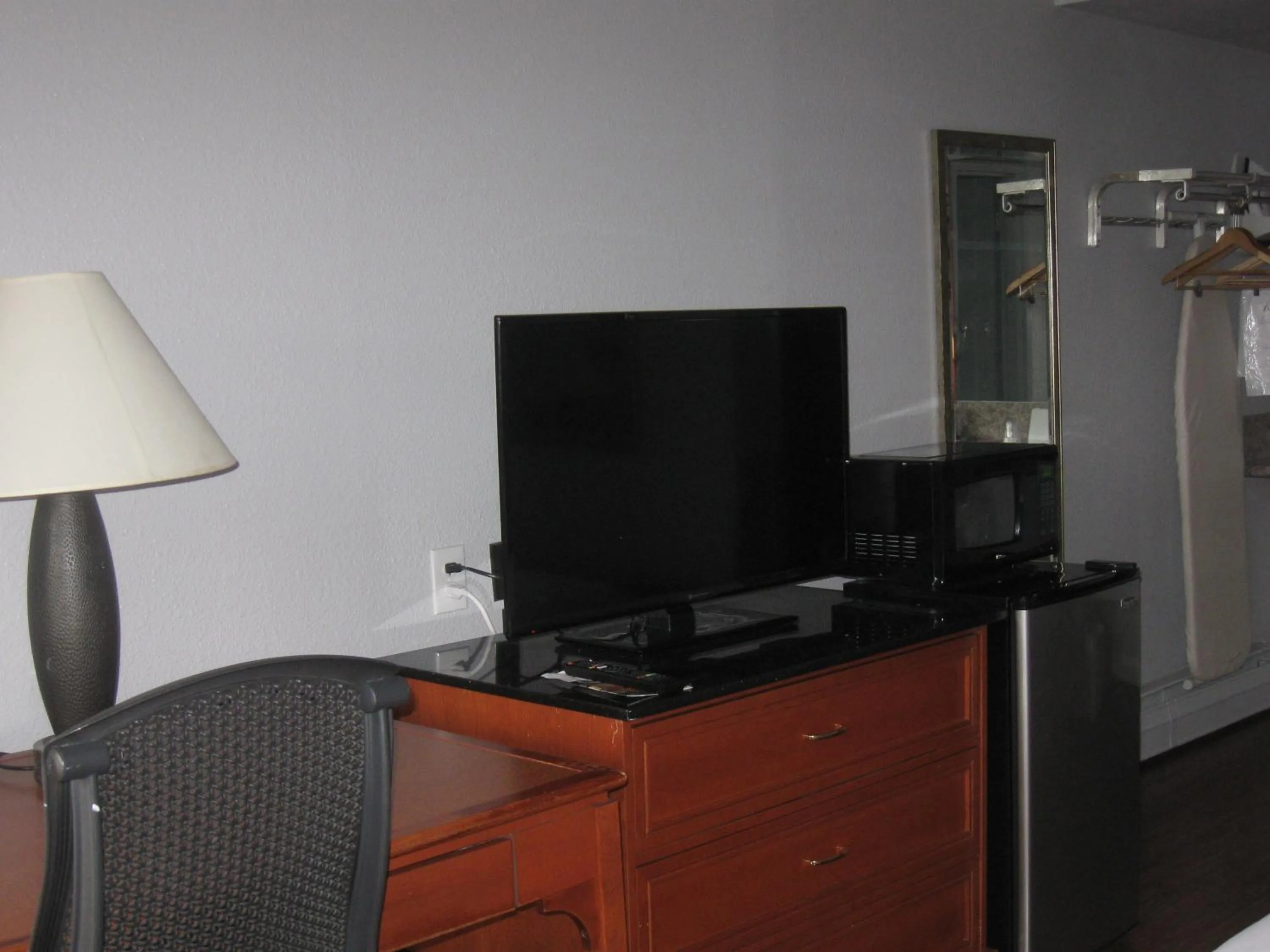 TV and multimedia in Santa Fe Inn - Pueblo