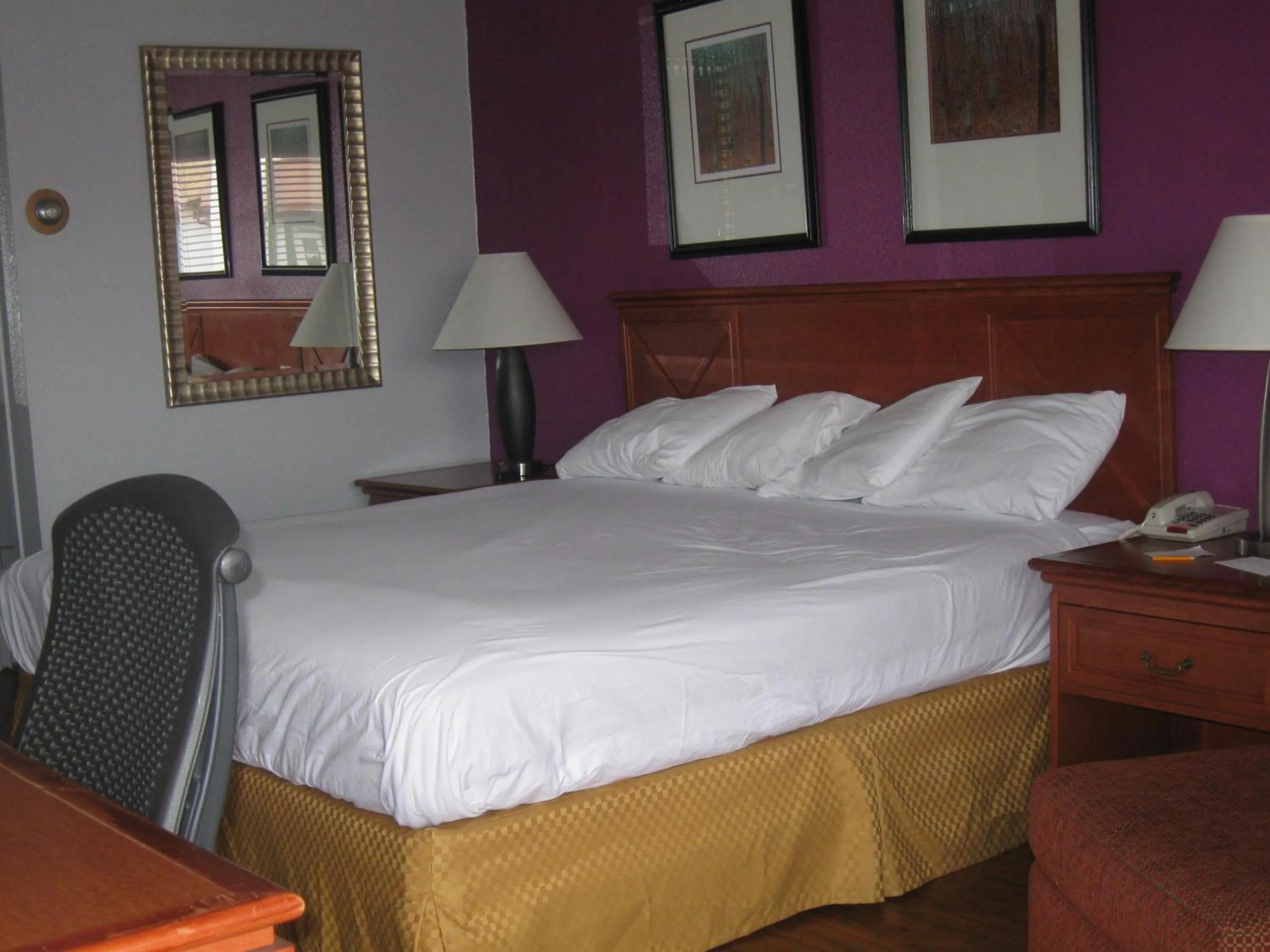 Bed in Santa Fe Inn - Pueblo