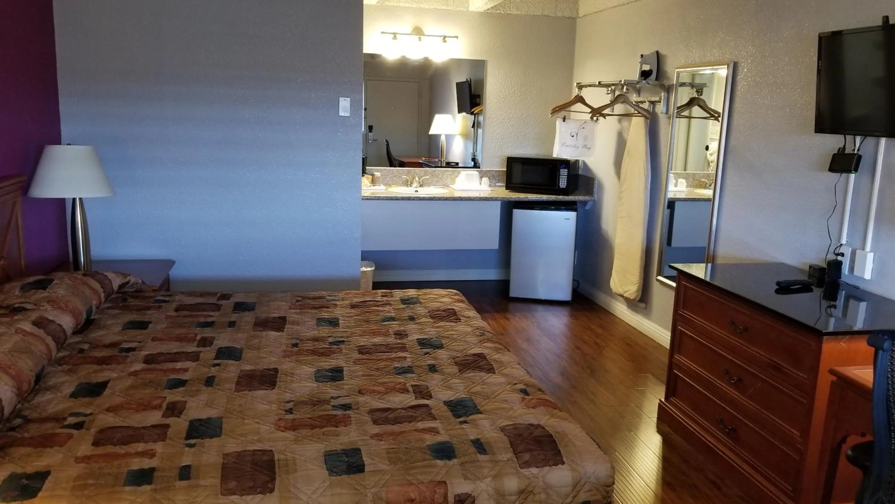 Bed in Santa Fe Inn - Pueblo