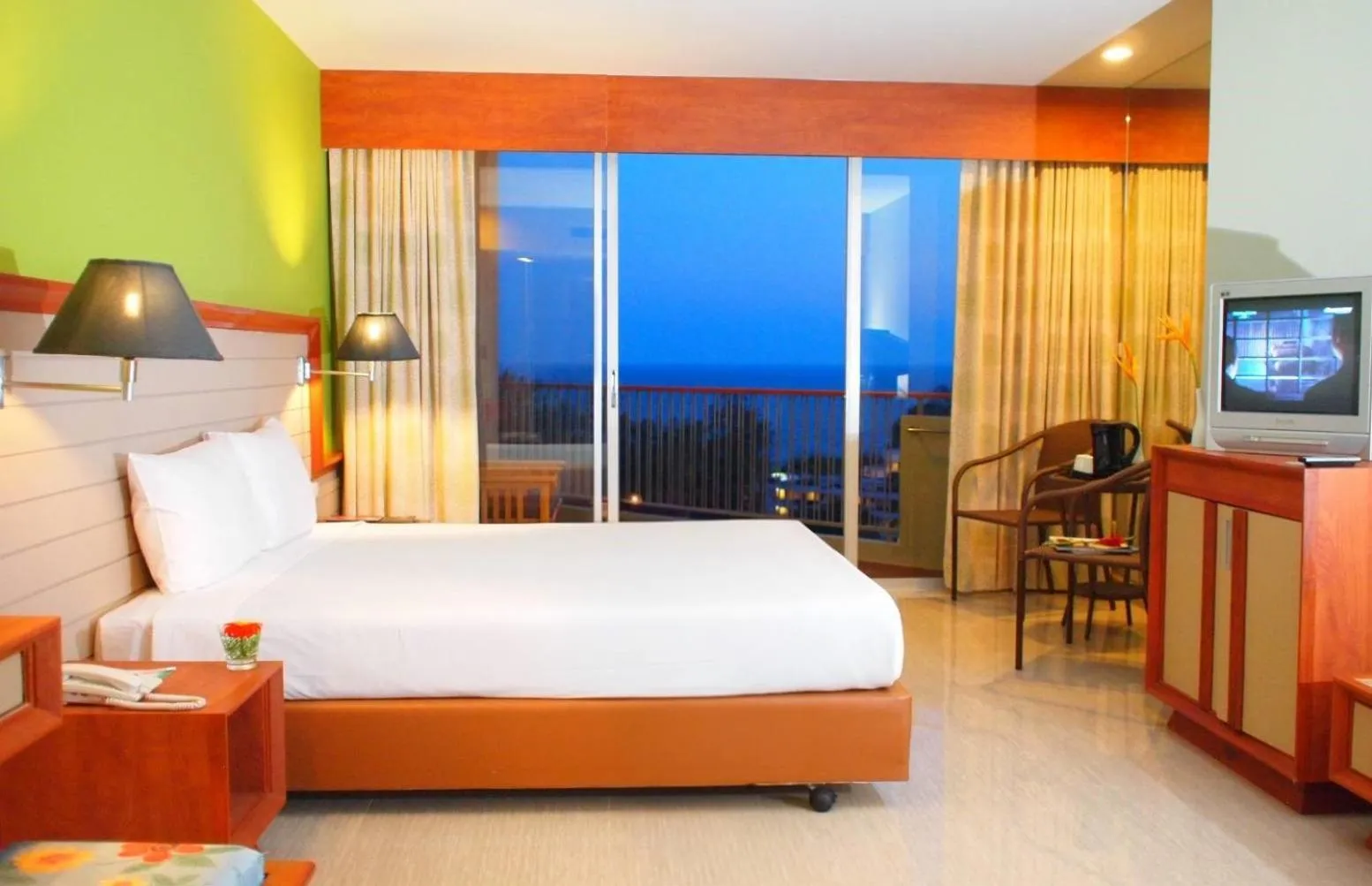 Bedroom, Bed in Long Beach Cha-Am Hotel