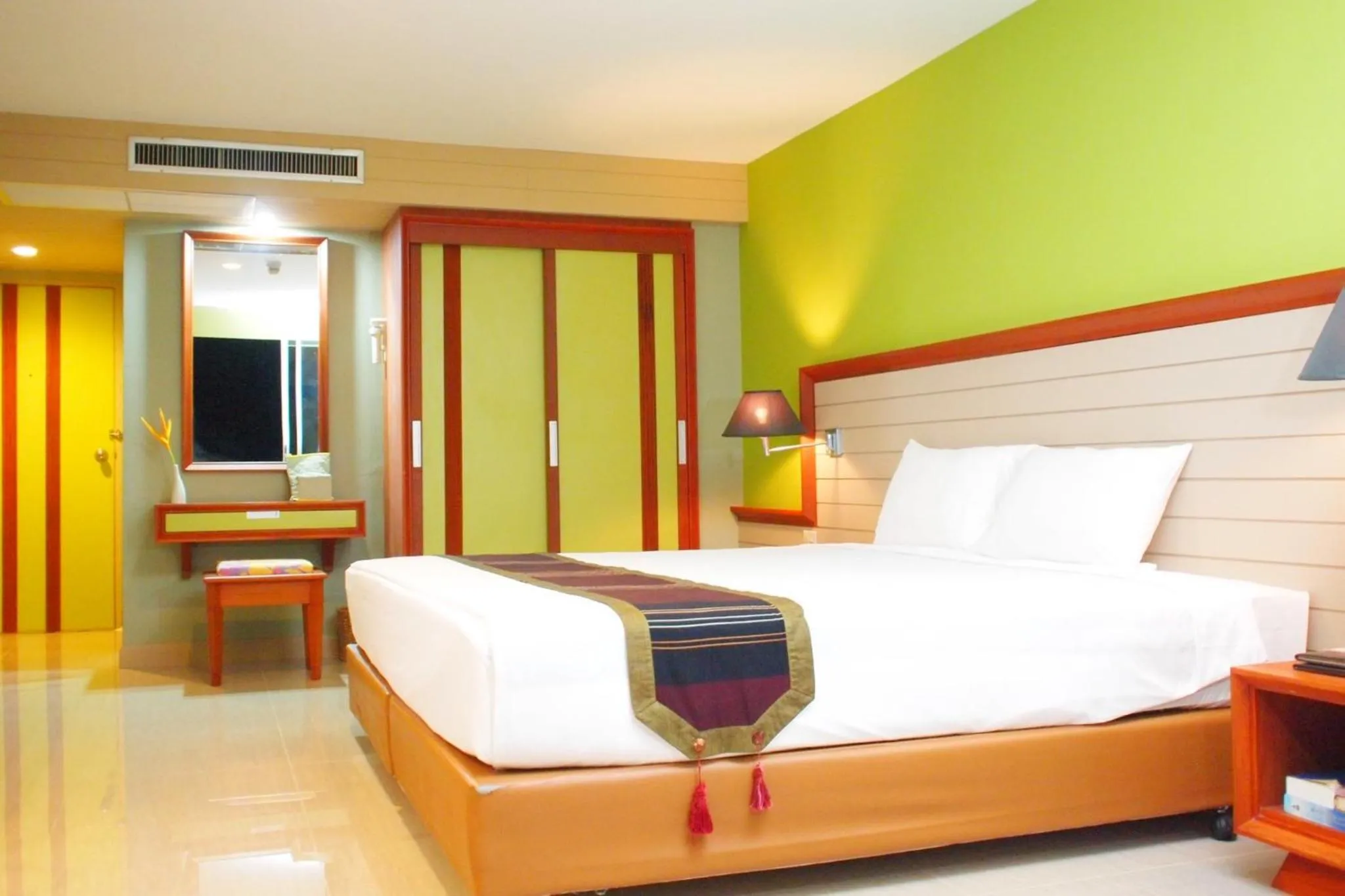 Bedroom, Bed in Long Beach Cha-Am Hotel