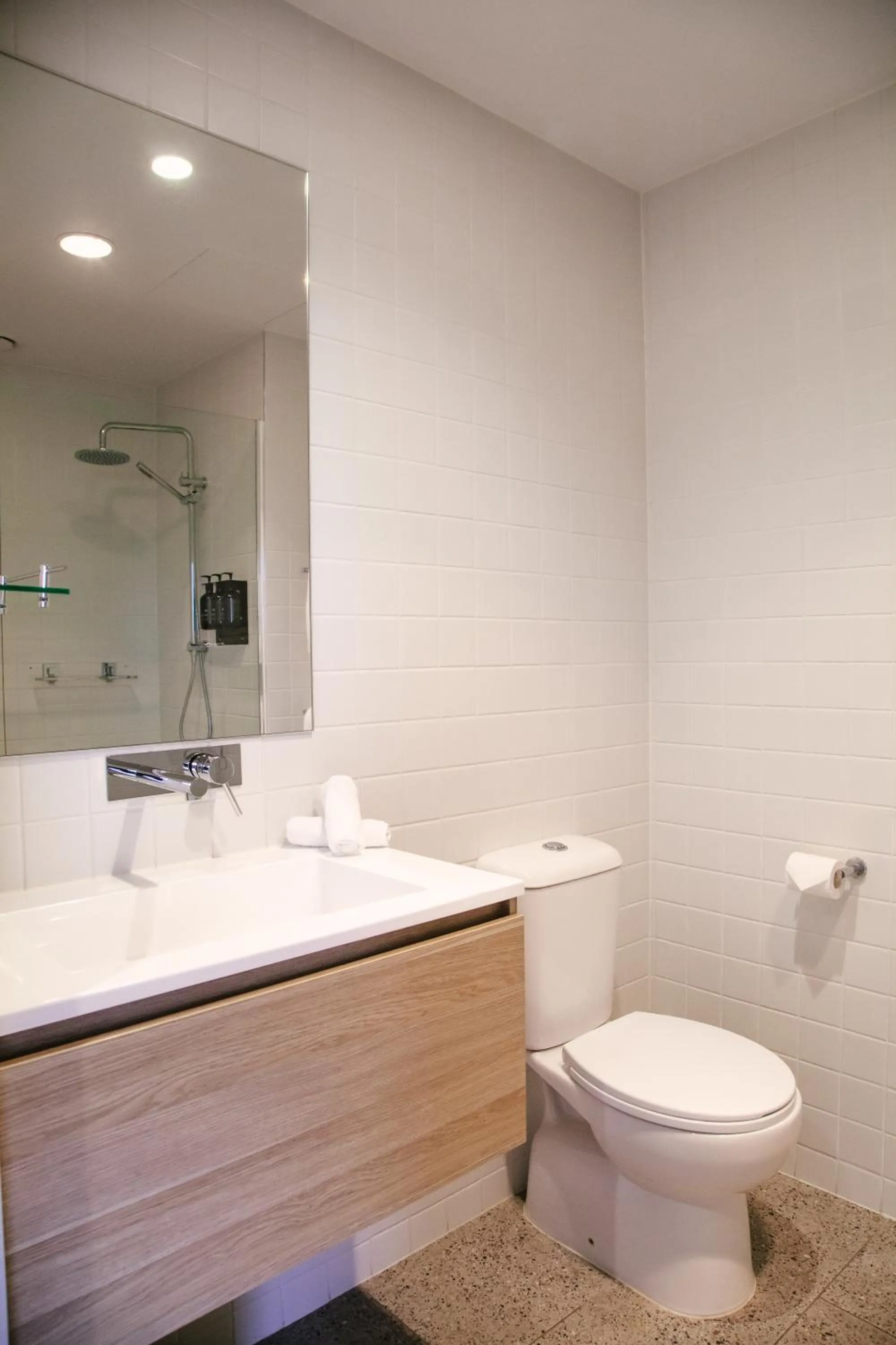 Shower in Nagambie Waterfront Motel