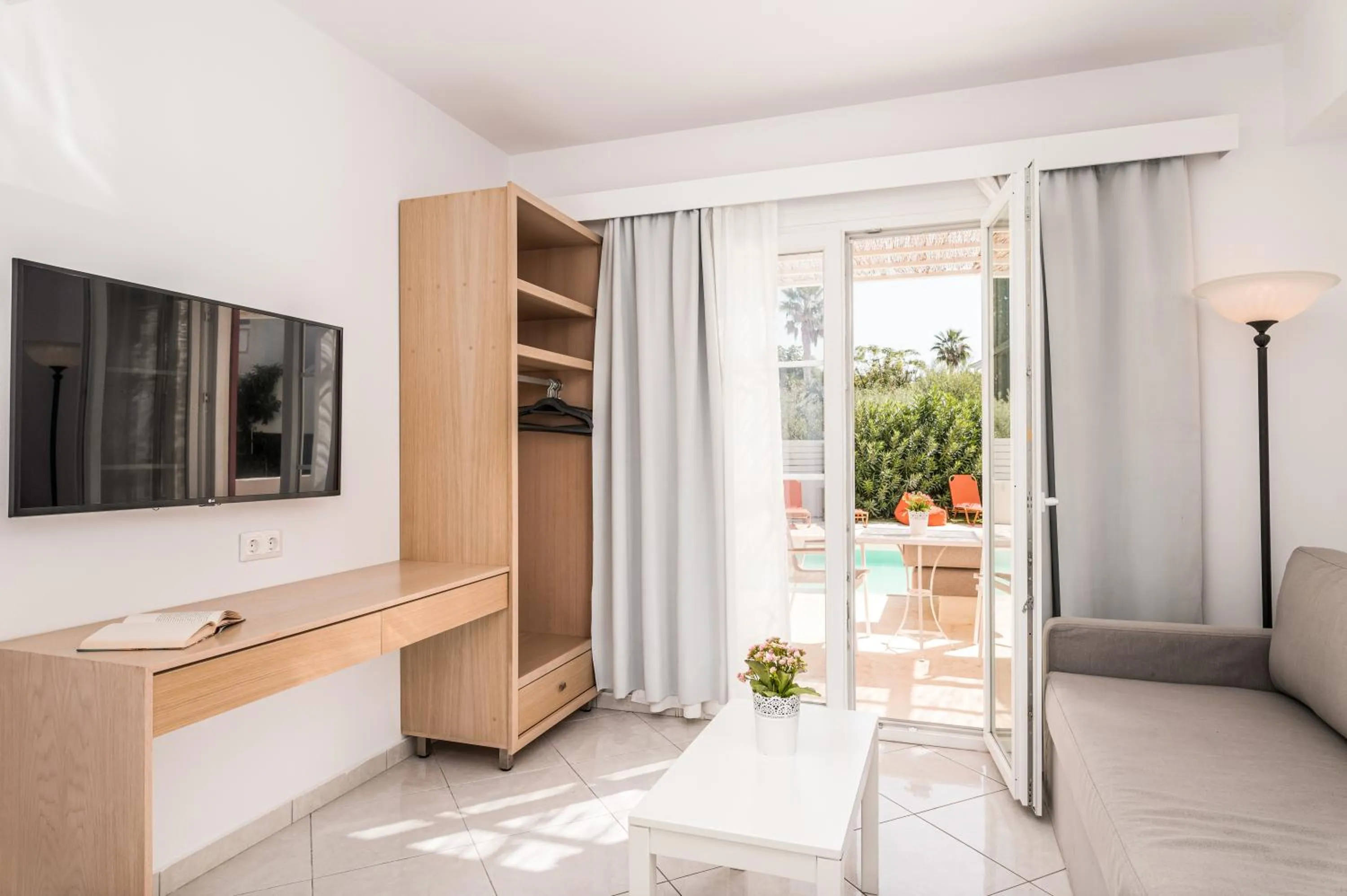 TV and multimedia in Hydrele Beach Hotel & Village