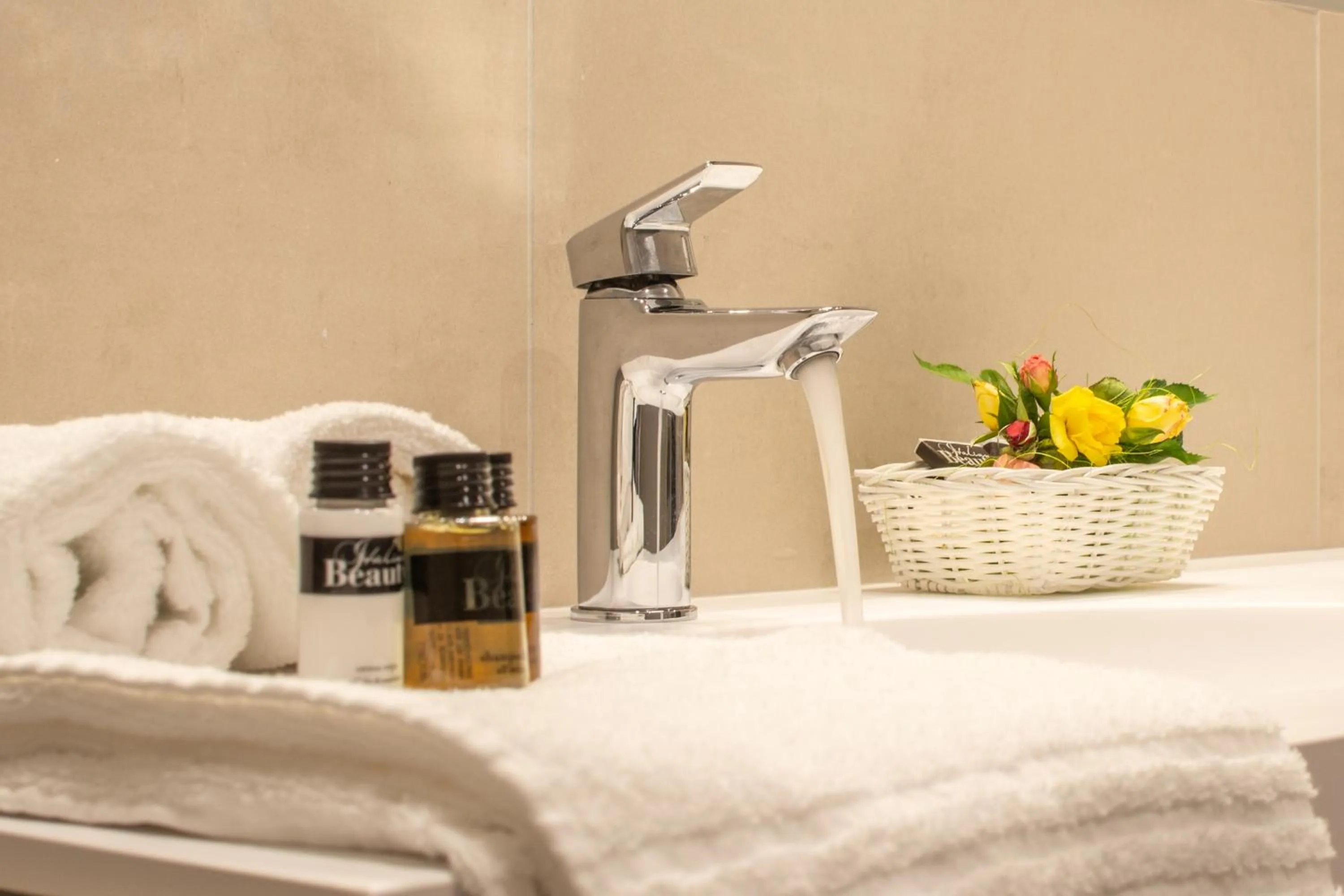 Bathroom, Bed in Hotel Elite