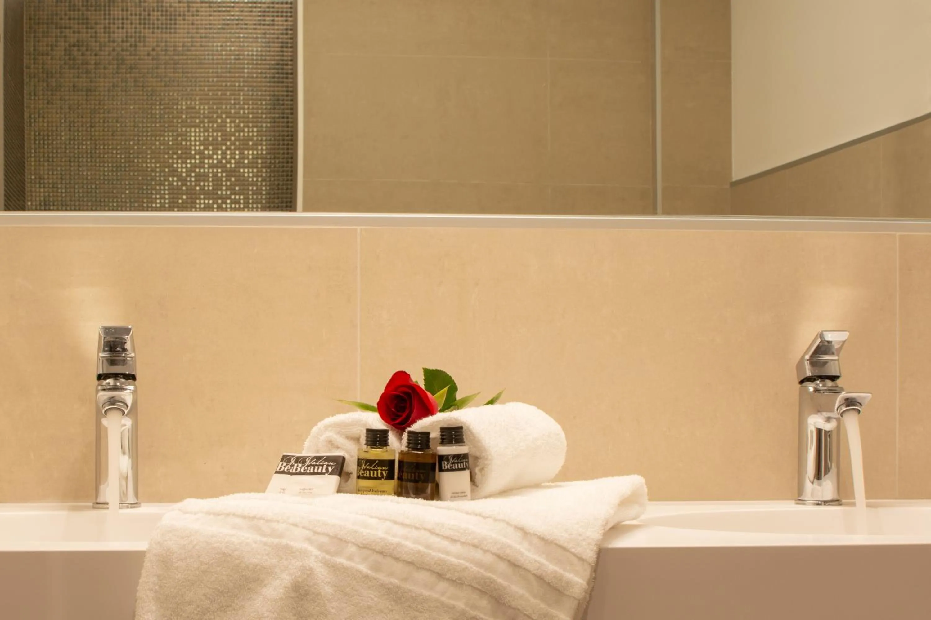 Bathroom, Bed in Hotel Elite