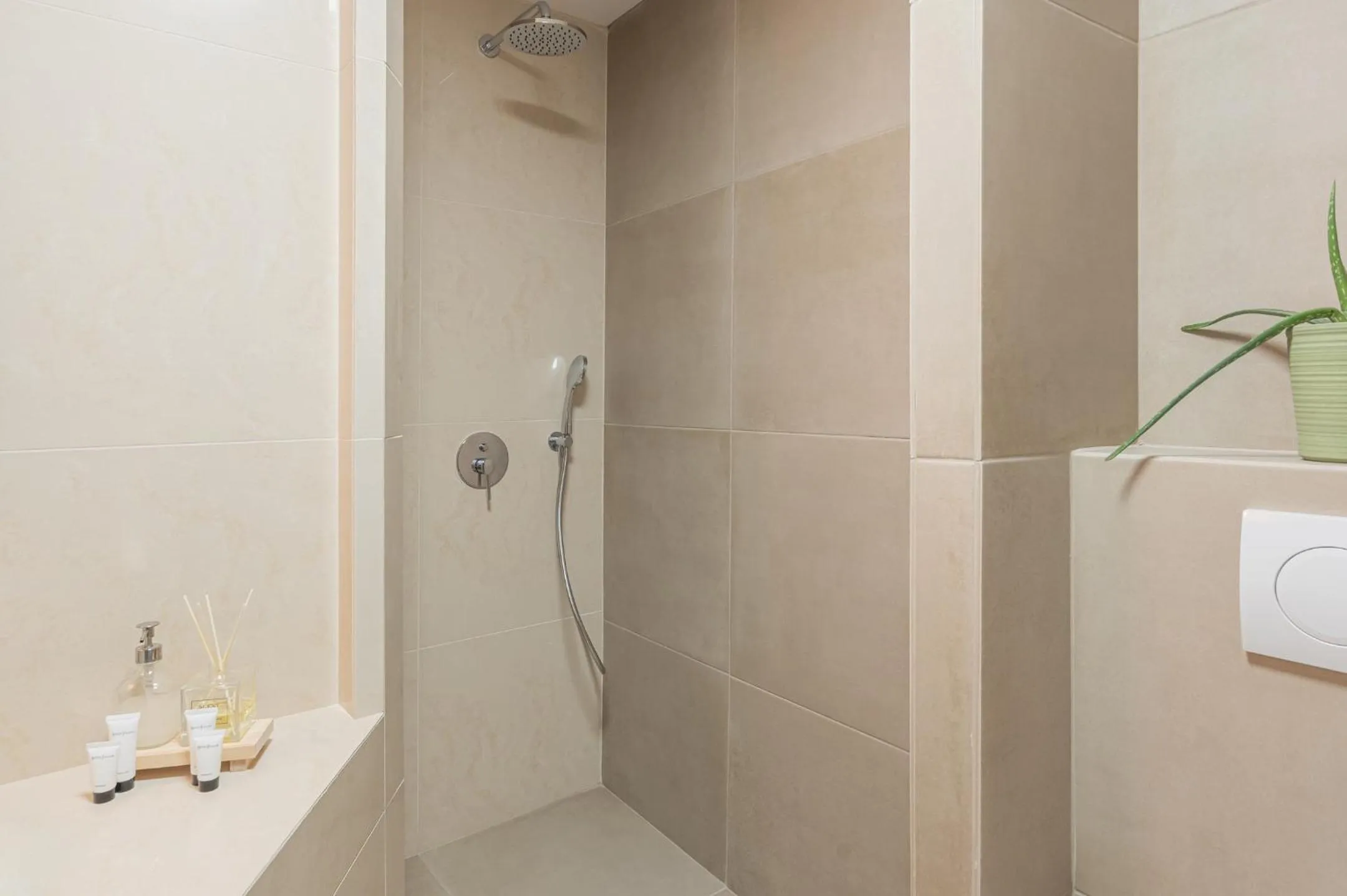Shower in Hotel Akropol