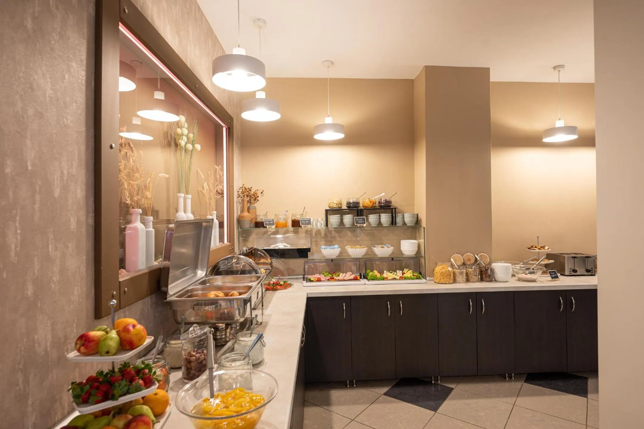 Restaurant/places to eat in Hotel Akropol