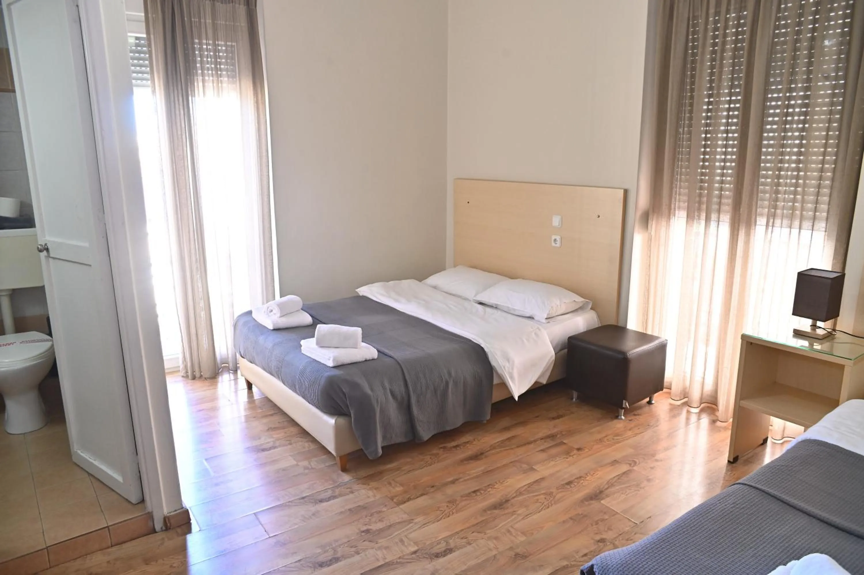 Photo of the whole room, Bed in Kentrikon