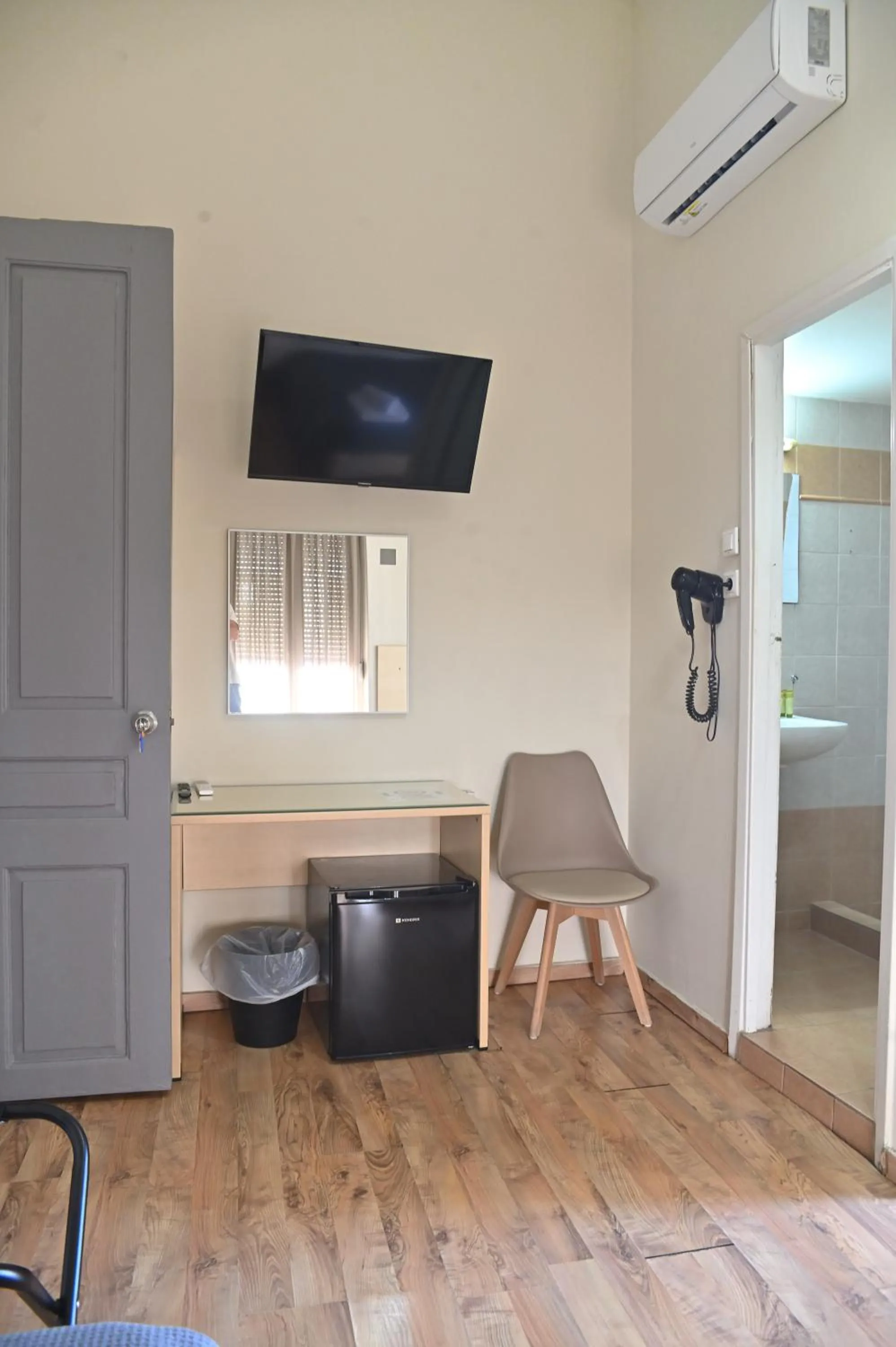 Photo of the whole room in Kentrikon